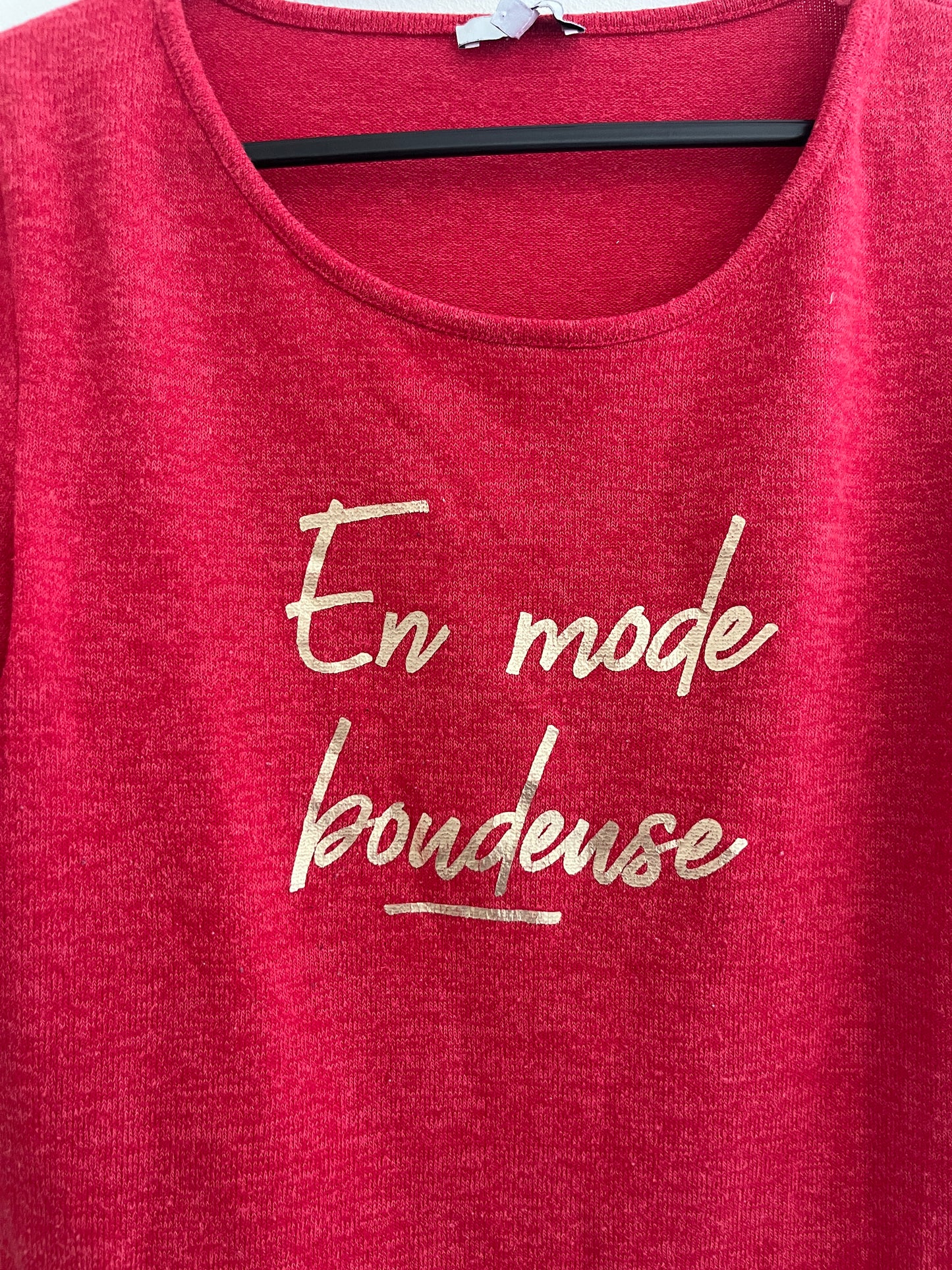 Pull à manches longues retroussées rouge « en mode boudeuse » - S