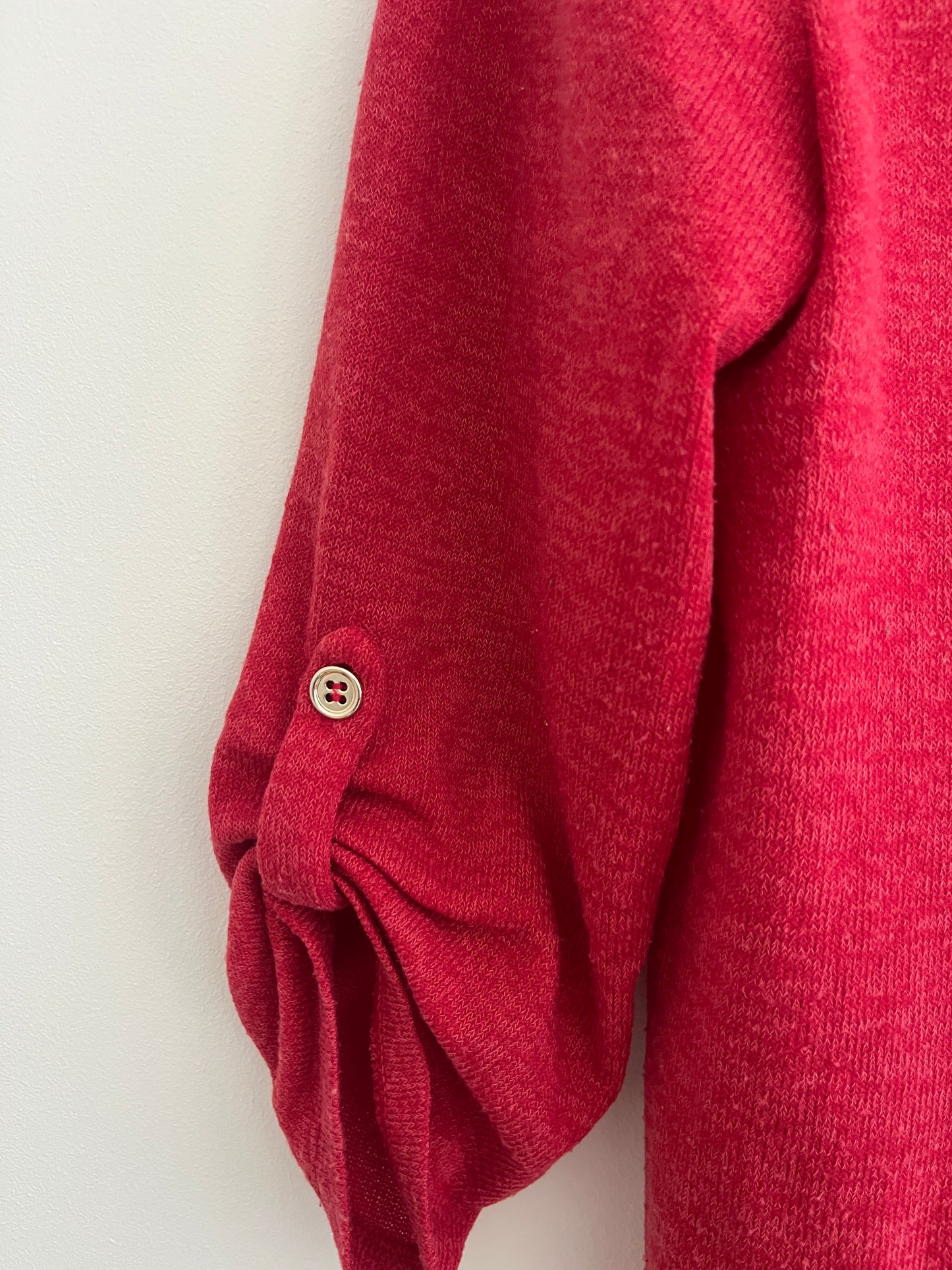 Pull à manches longues retroussées rouge « en mode boudeuse » - S