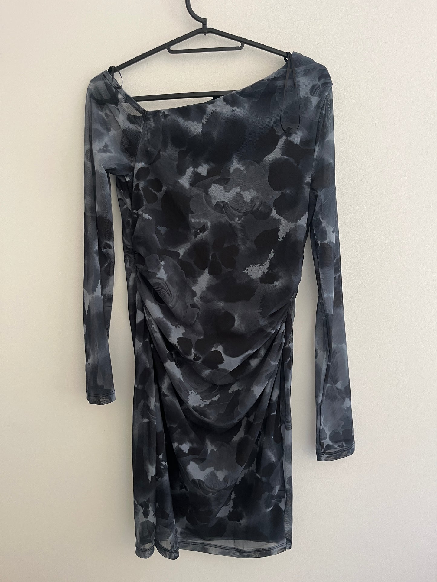 Robe moulante asymétrique à manches longues motifs fleurs sombres Jennyfer - S