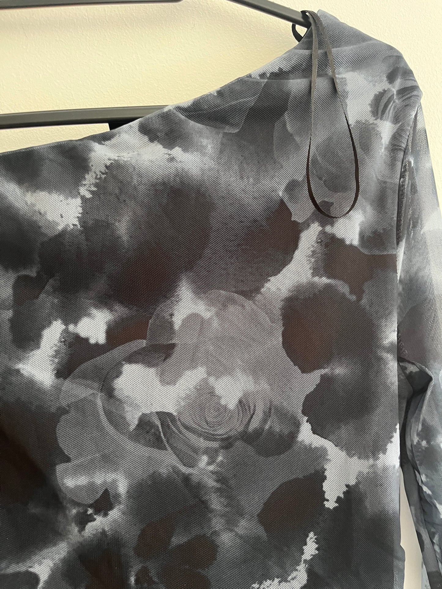 Robe moulante asymétrique à manches longues motifs fleurs sombres Jennyfer - S