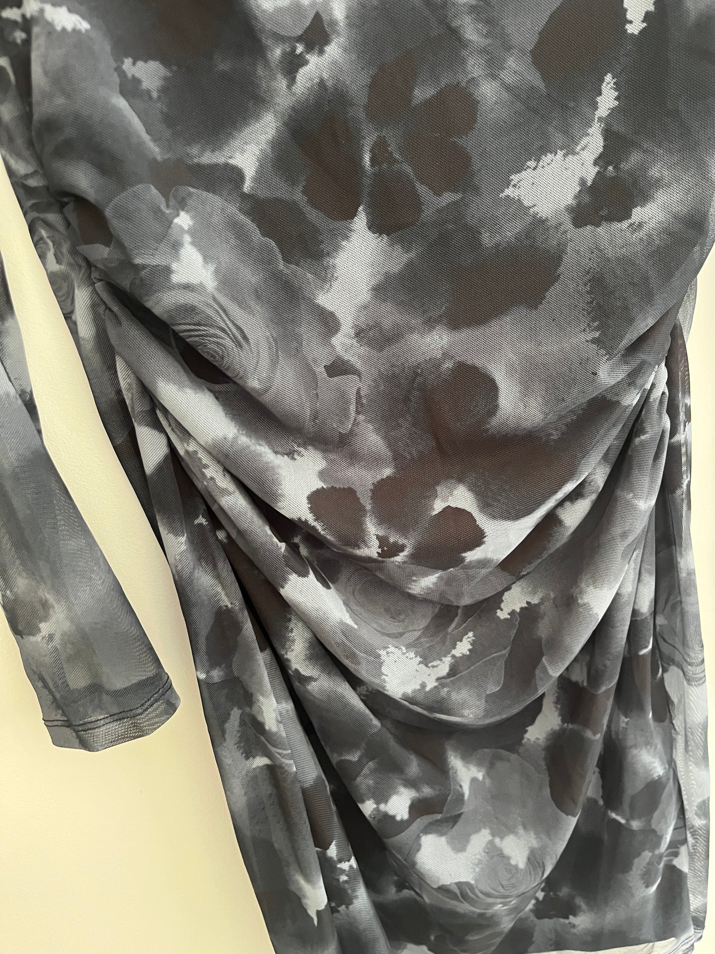 Robe moulante asymétrique à manches longues motifs fleurs sombres Jennyfer - S