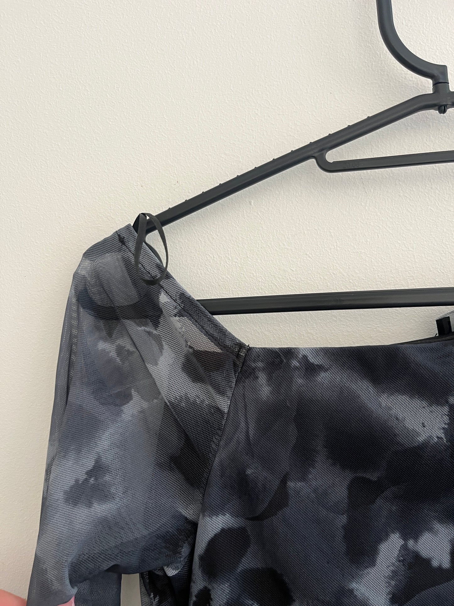 Robe moulante asymétrique à manches longues motifs fleurs sombres Jennyfer - S
