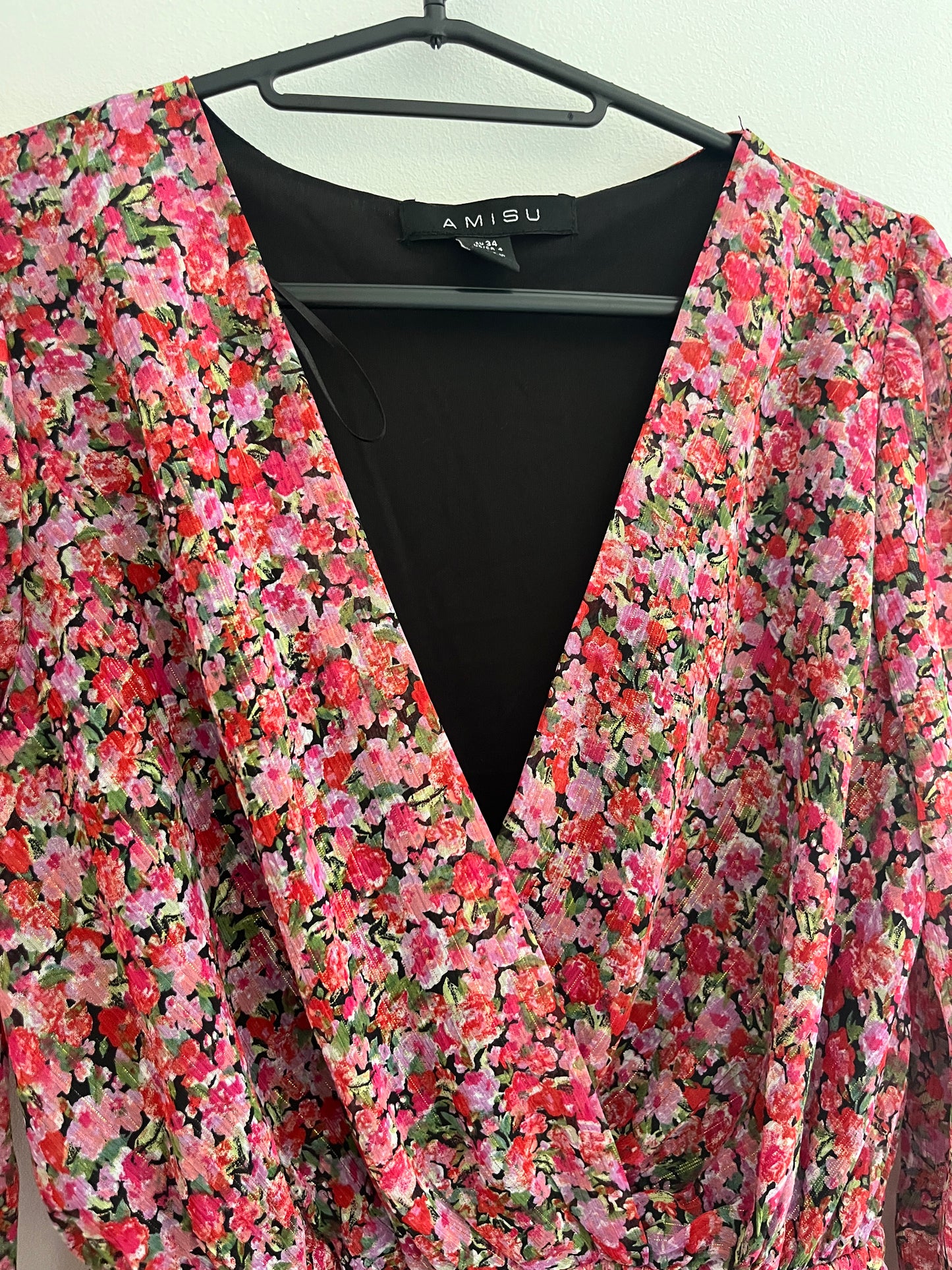 Robe courte à manches longues fleurie et détails dorés Amisu - 34