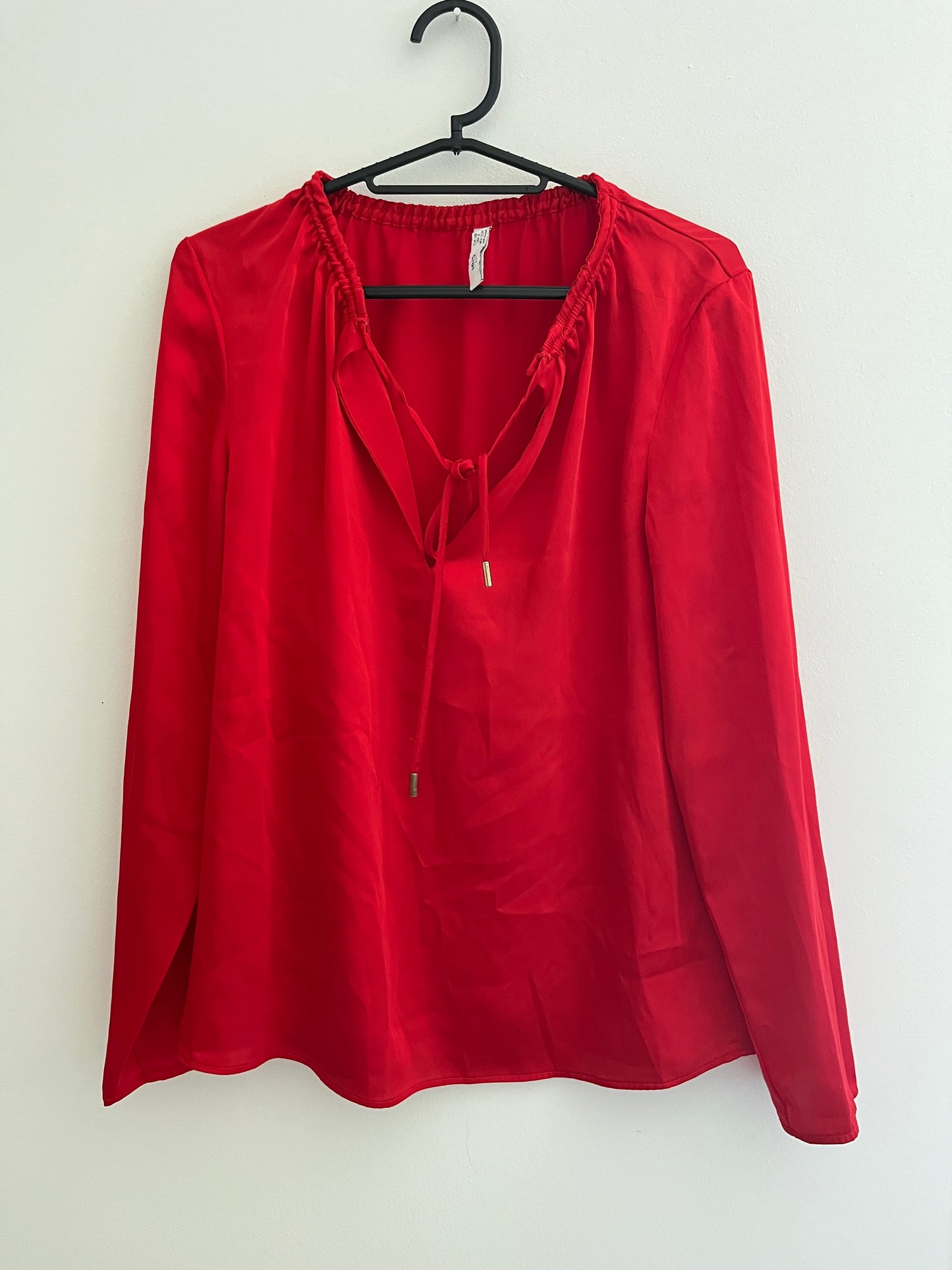 Blouse à manches longues rouge effet satiné avec lacets Mango - 34