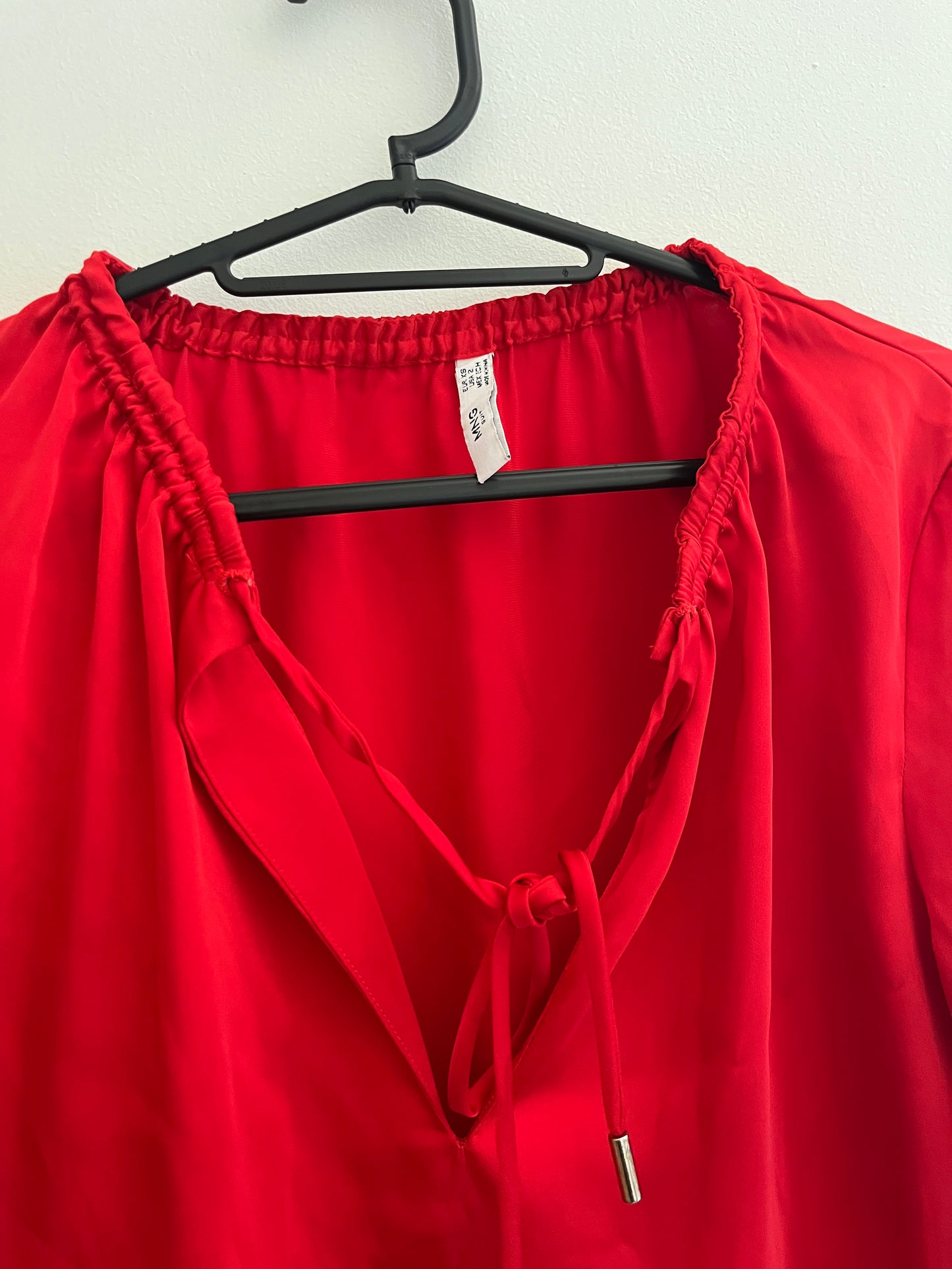 Blouse à manches longues rouge effet satiné avec lacets Mango - 34