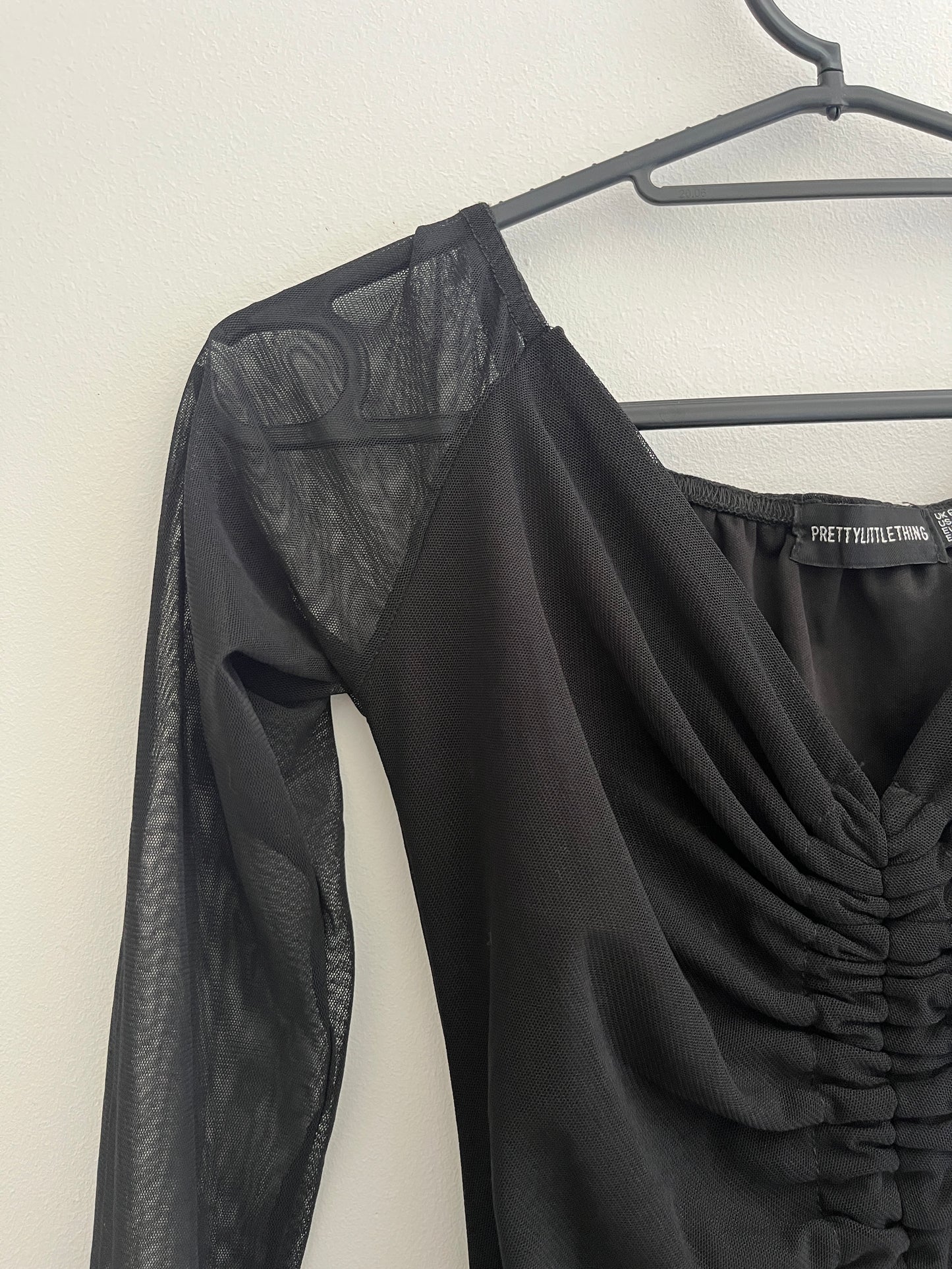 Robe resserrable à manches longues transparentes noire PrettyLittleThing - XS