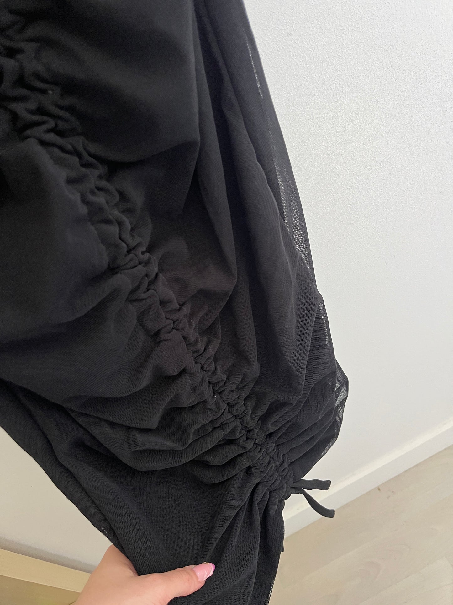 Robe resserrable à manches longues transparentes noire PrettyLittleThing - XS