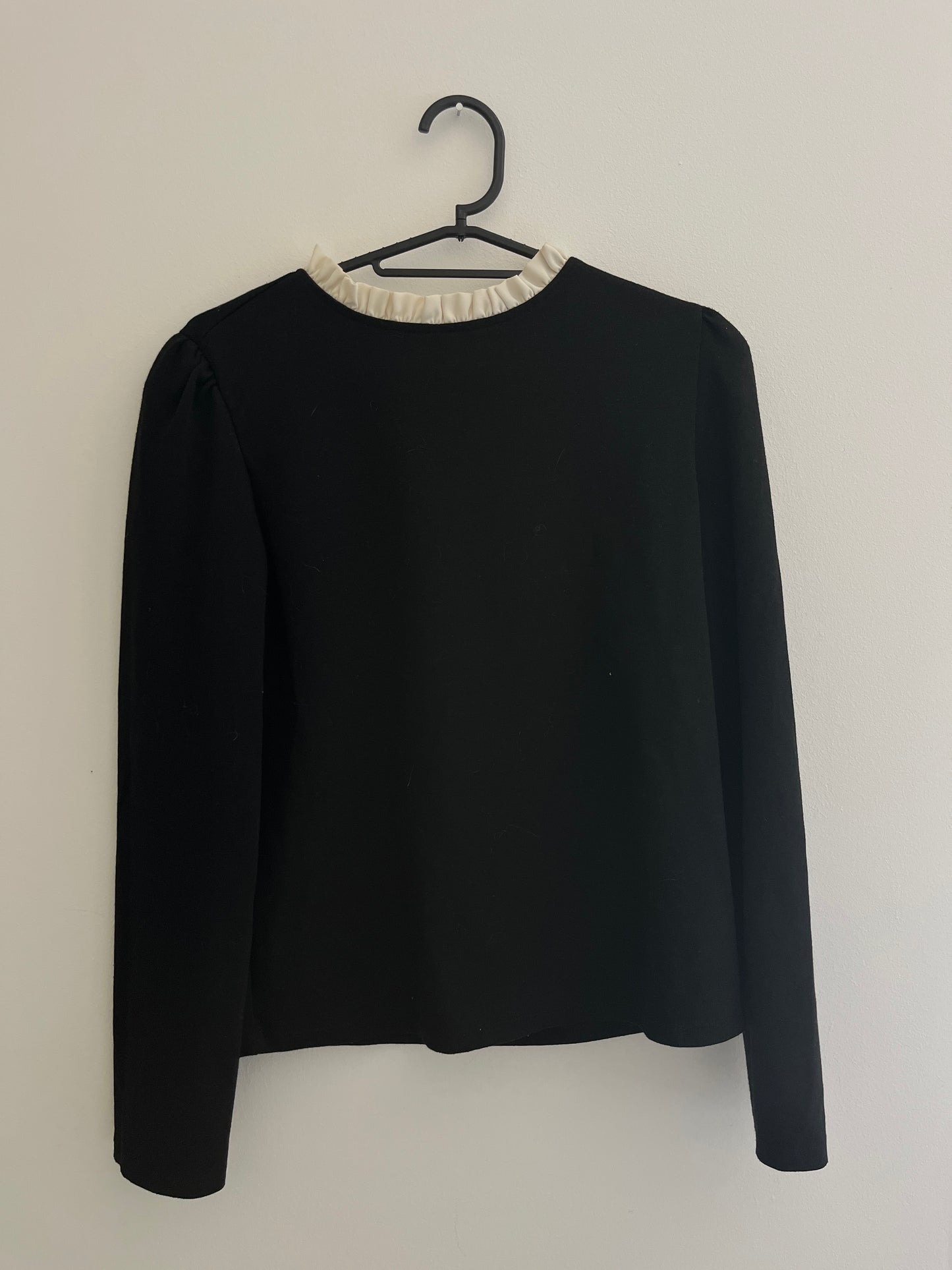 Pull à manches longues noir et col volanté crème - XS