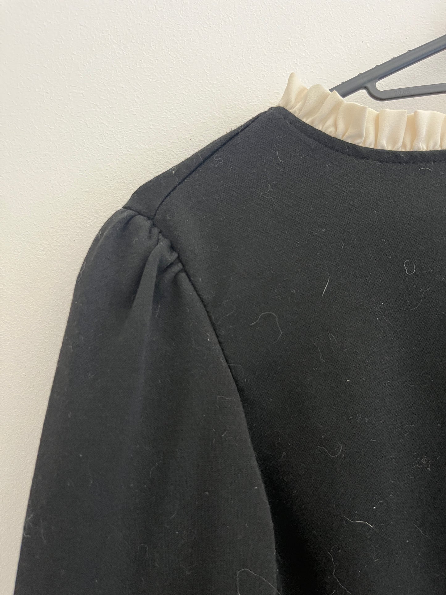 Pull à manches longues noir et col volanté crème - XS