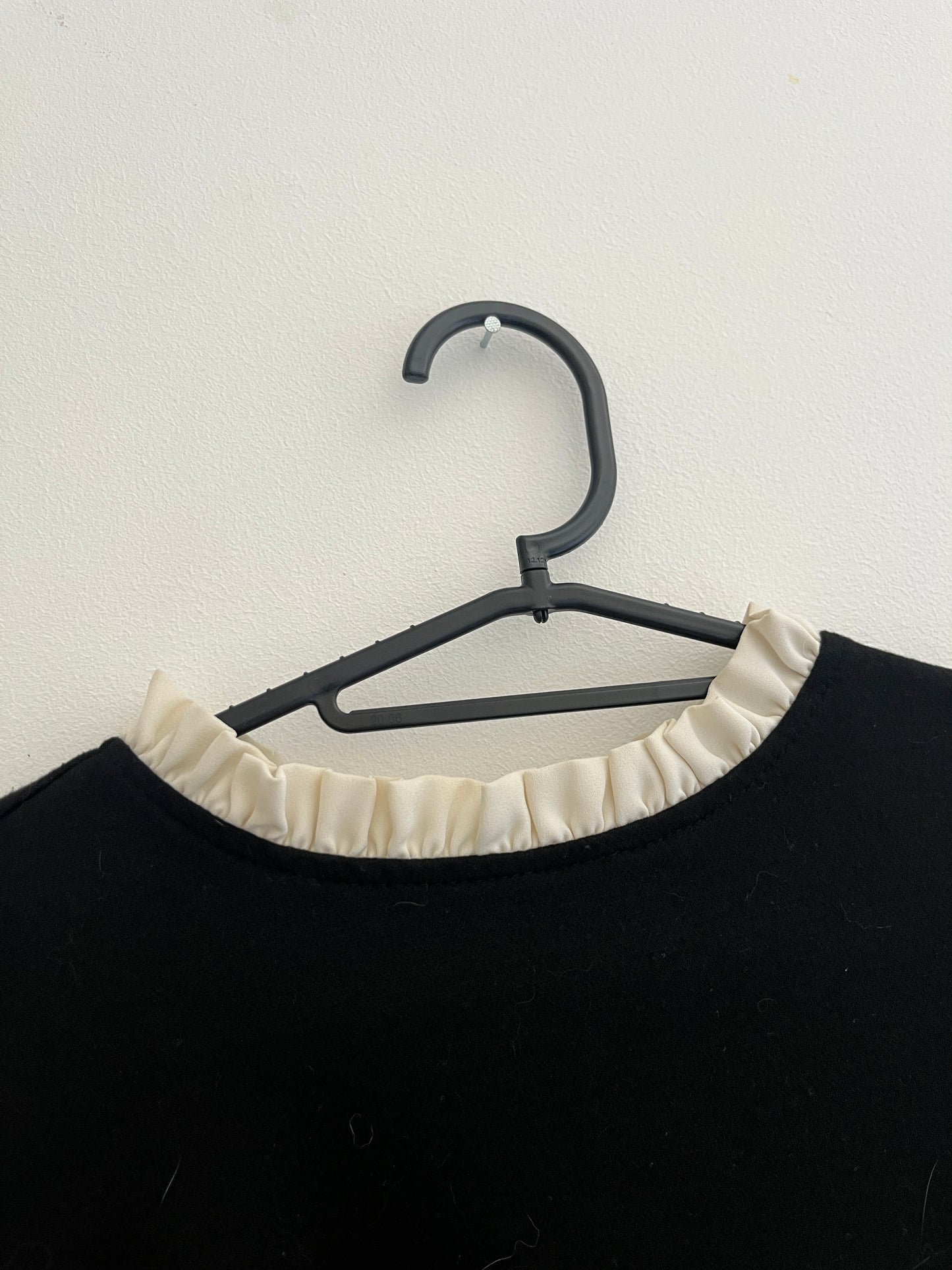 Pull à manches longues noir et col volanté crème - XS