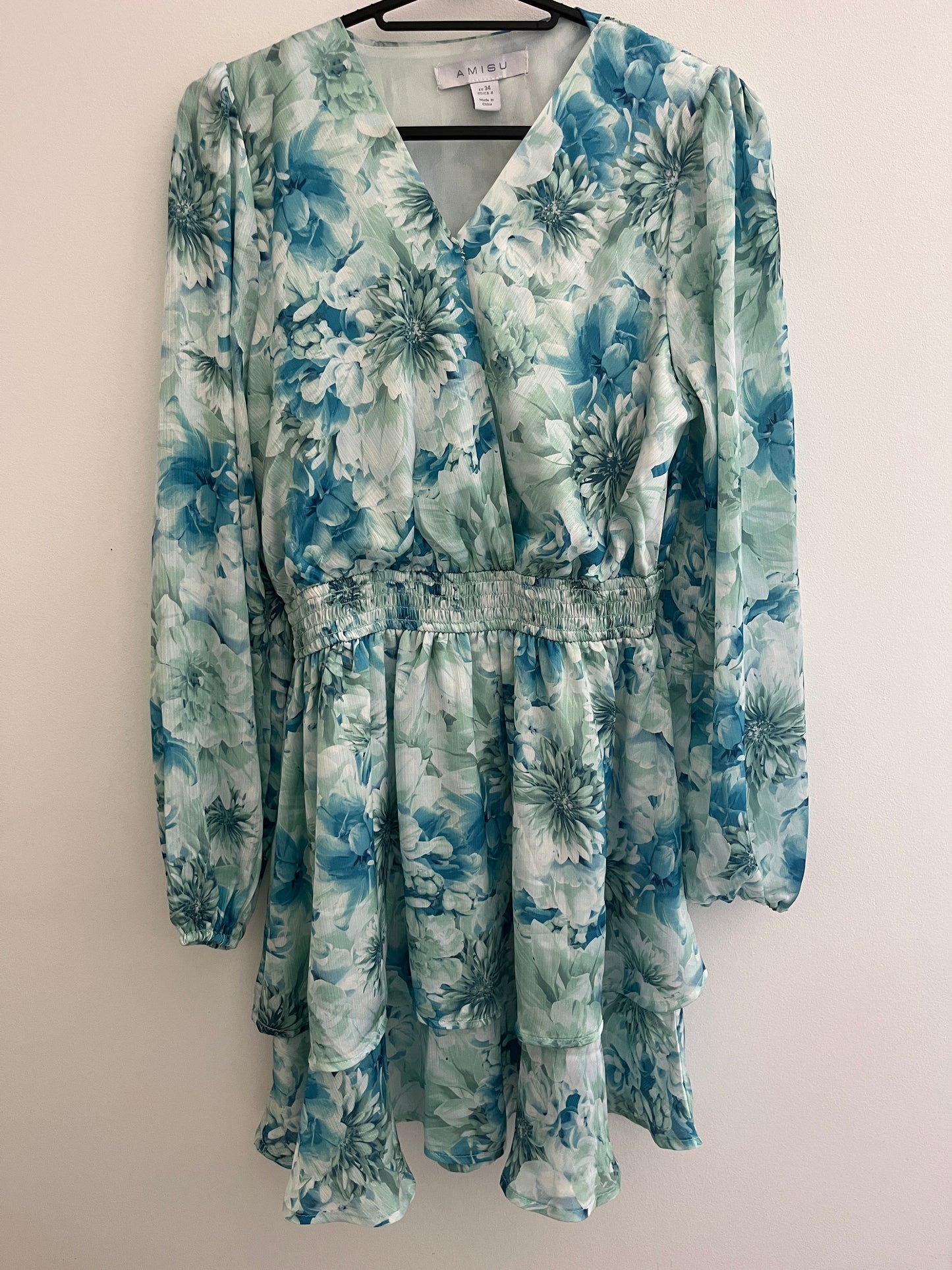 Robe courte à manches longues fleurs bleues effet satiné Amisu - 34