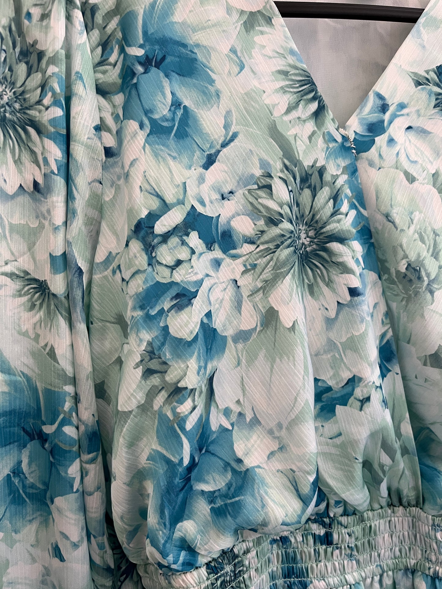 Robe courte à manches longues fleurs bleues effet satiné Amisu - 34
