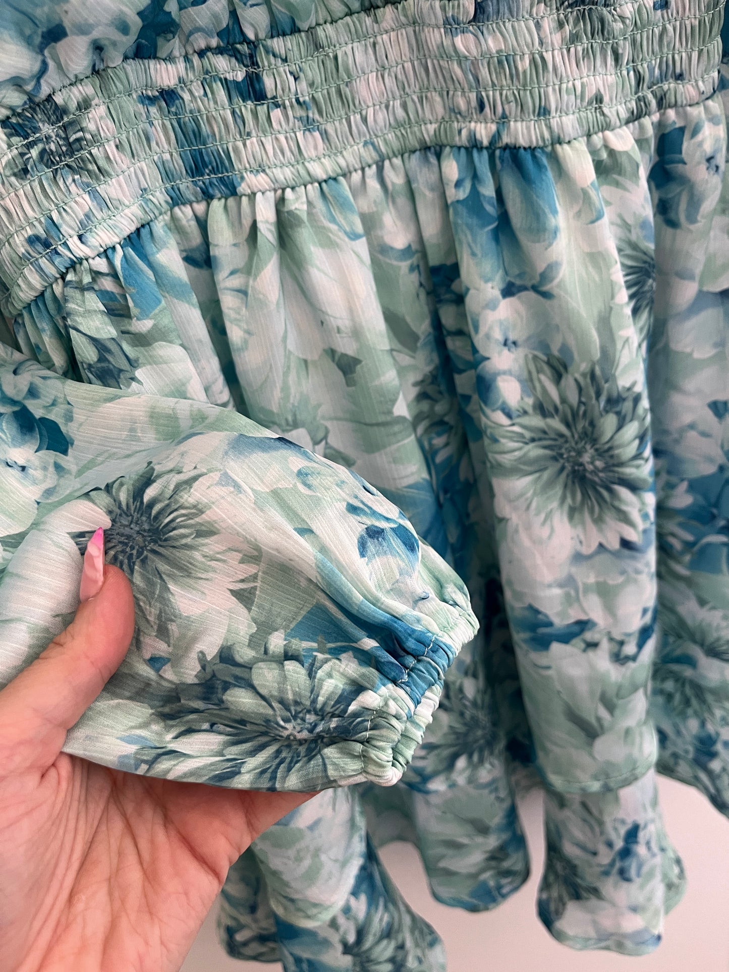 Robe courte à manches longues fleurs bleues effet satiné Amisu - 34