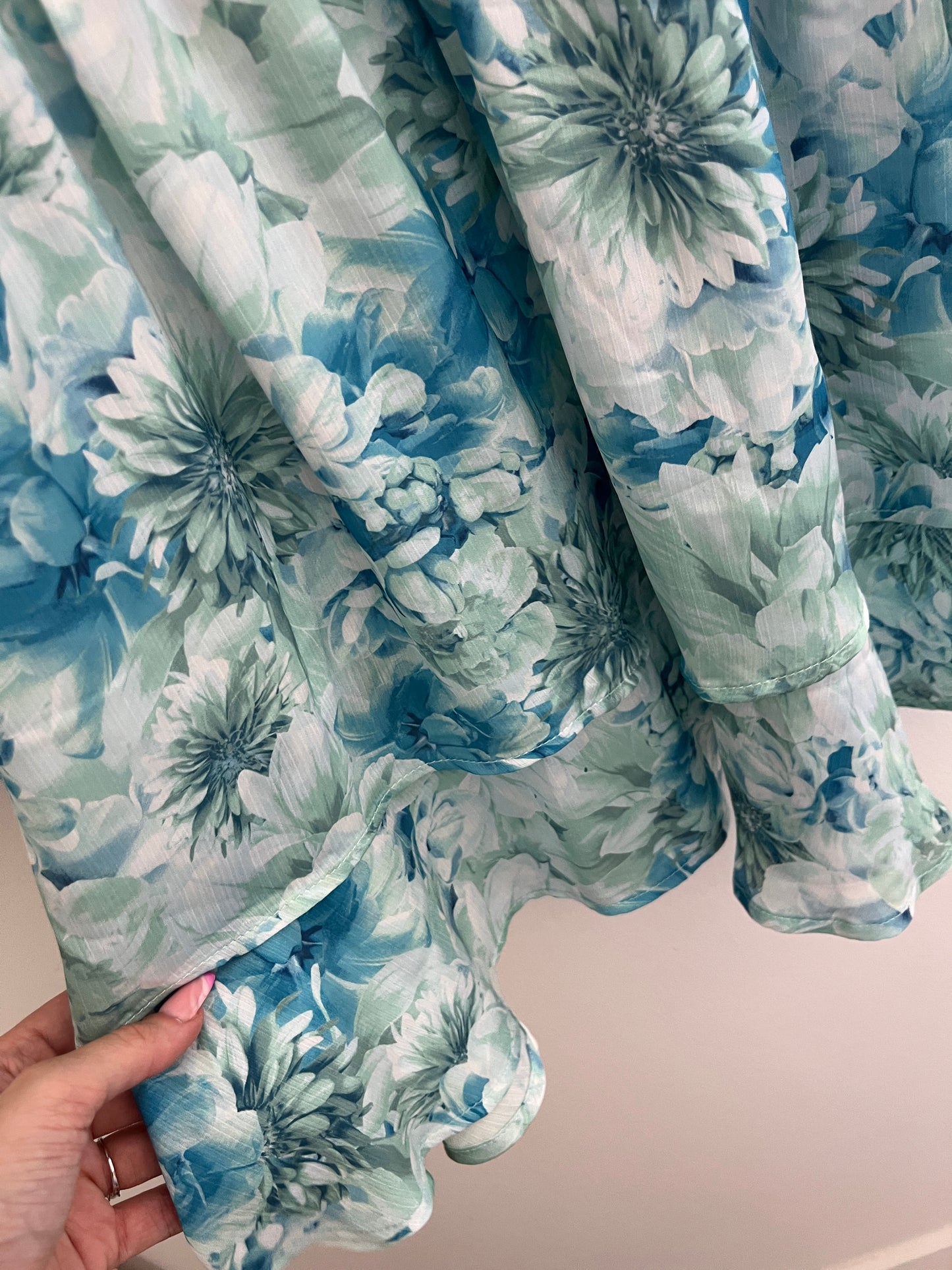 Robe courte à manches longues fleurs bleues effet satiné Amisu - 34