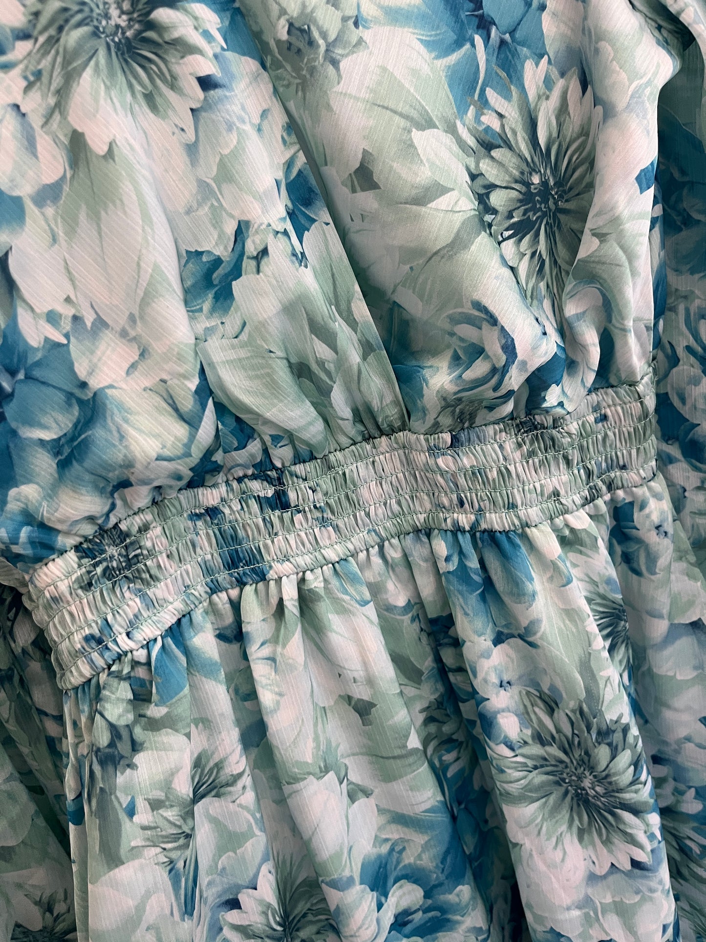 Robe courte à manches longues fleurs bleues effet satiné Amisu - 34