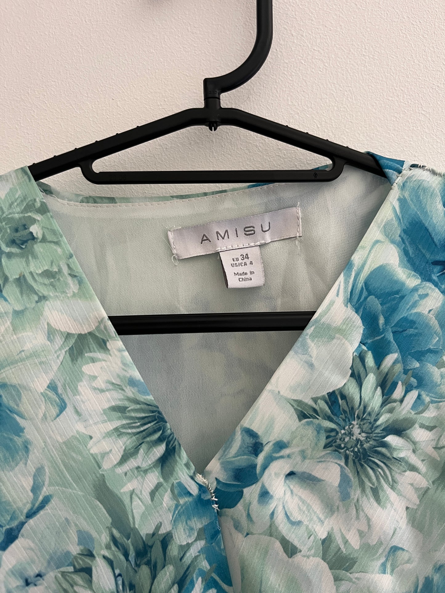 Robe courte à manches longues fleurs bleues effet satiné Amisu - 34