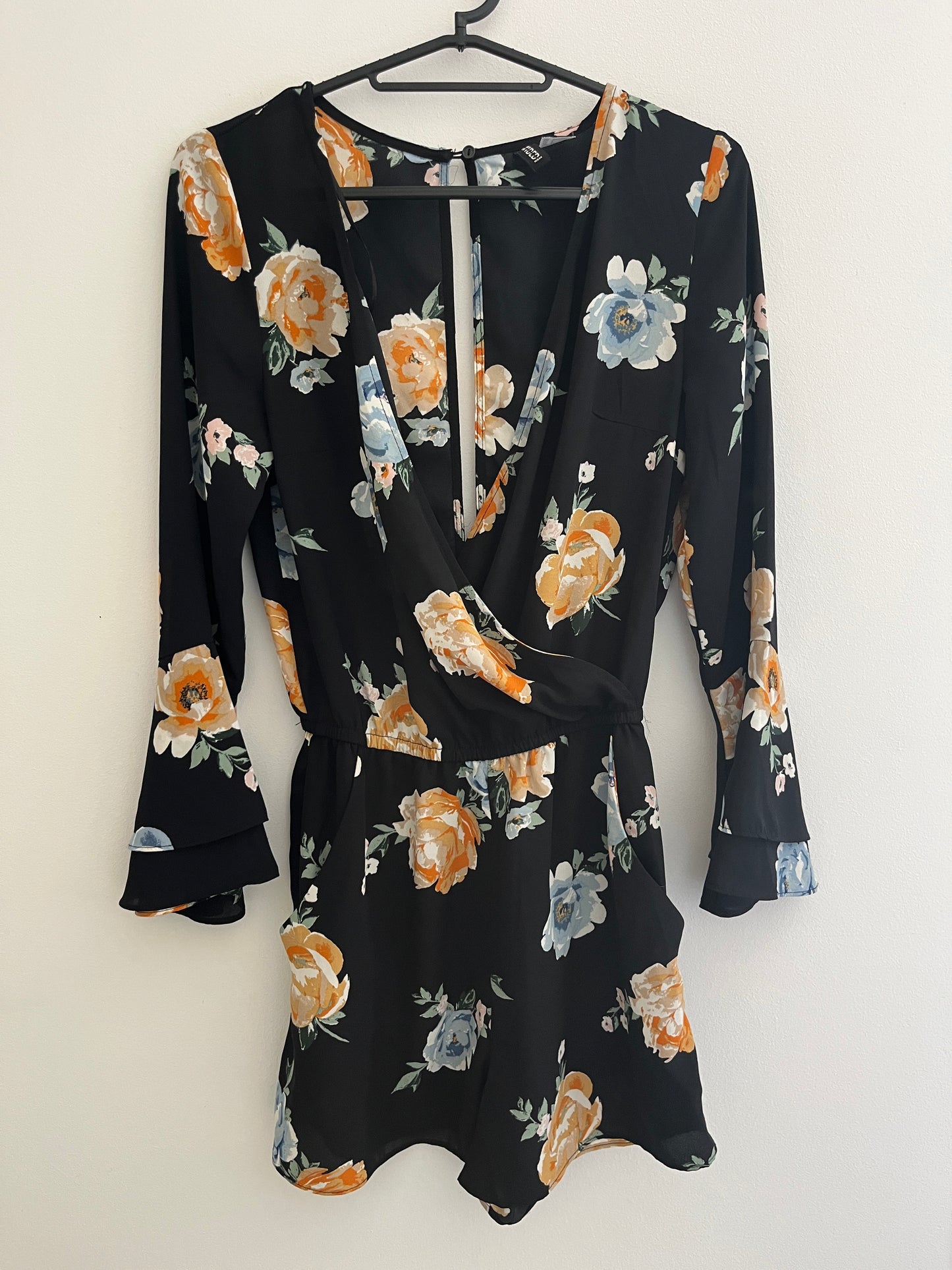 Combinaison short à manches évasées noir et fleurs avec dos nu H&M - 34