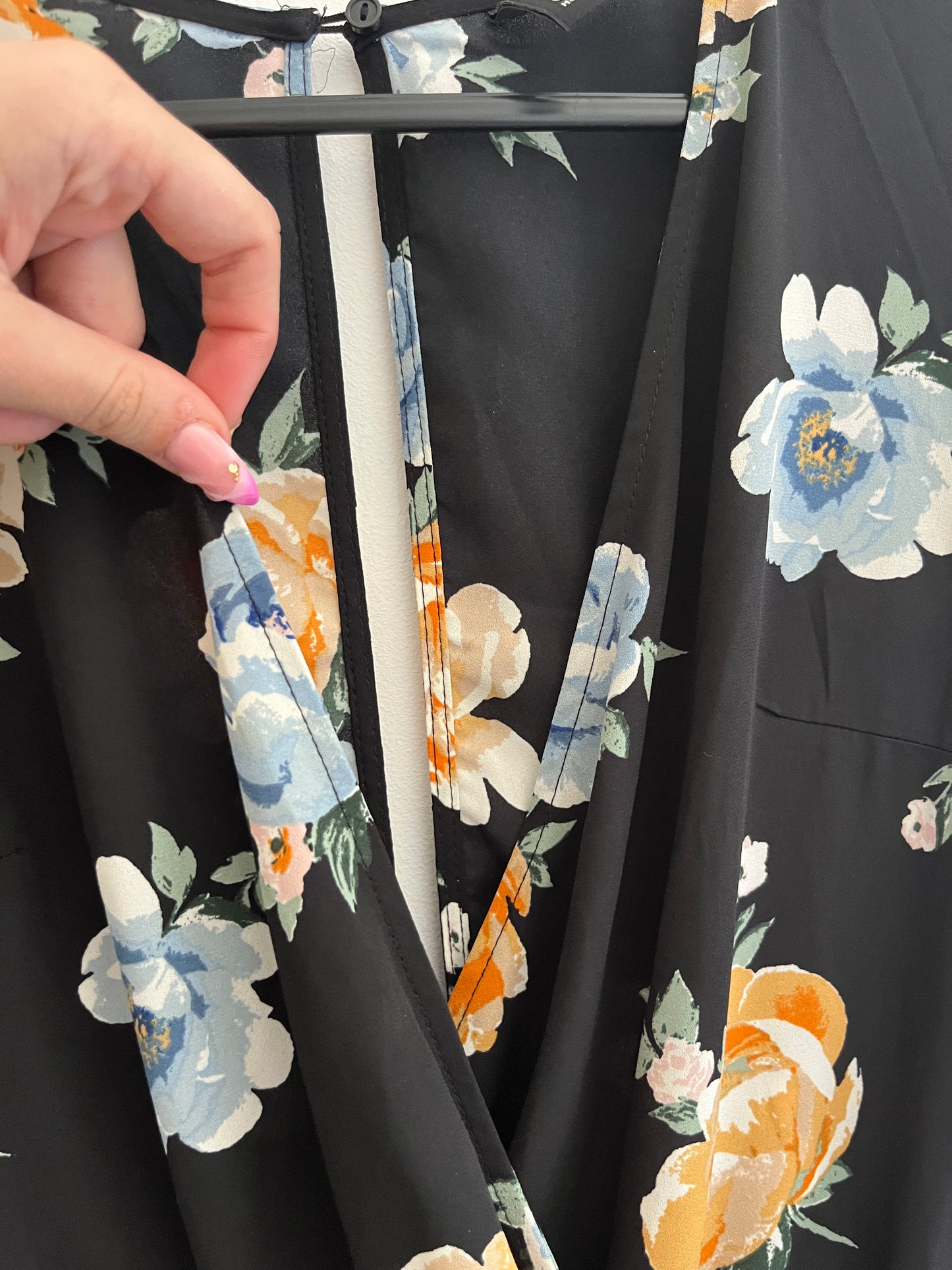 Combinaison short à manches évasées noir et fleurs avec dos nu H&M - 34