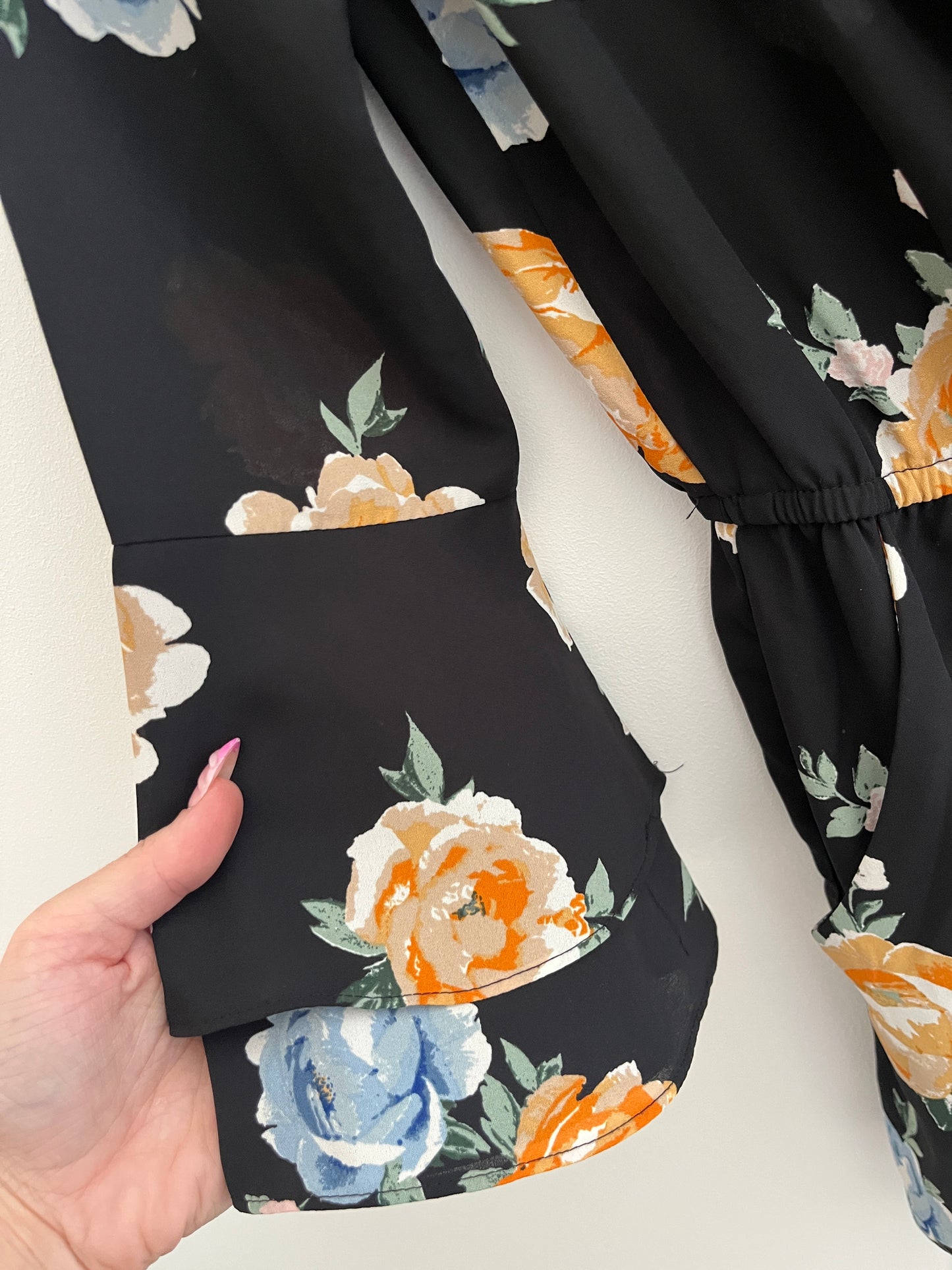 Combinaison short à manches évasées noir et fleurs avec dos nu H&M - 34
