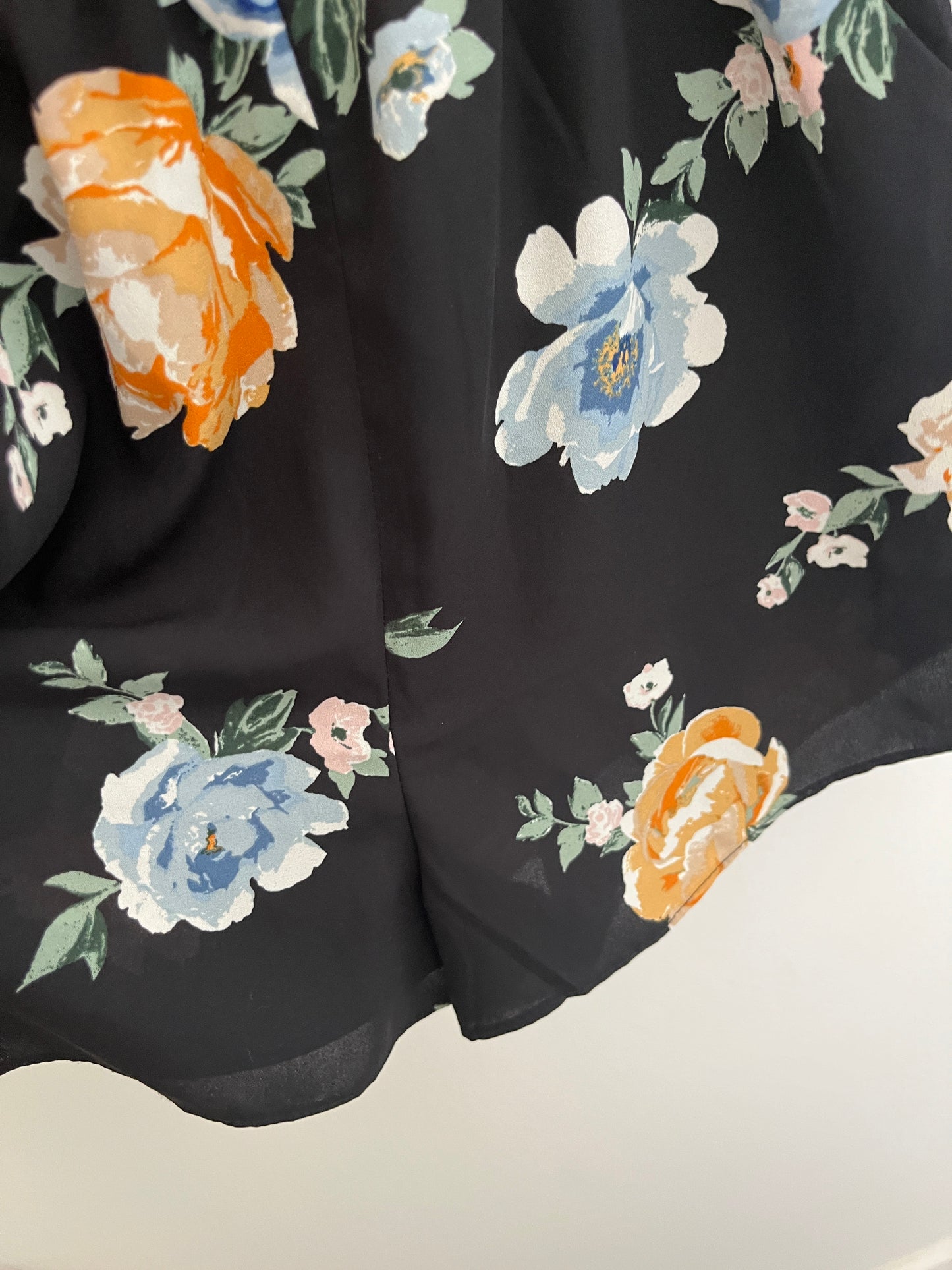 Combinaison short à manches évasées noir et fleurs avec dos nu H&M - 34