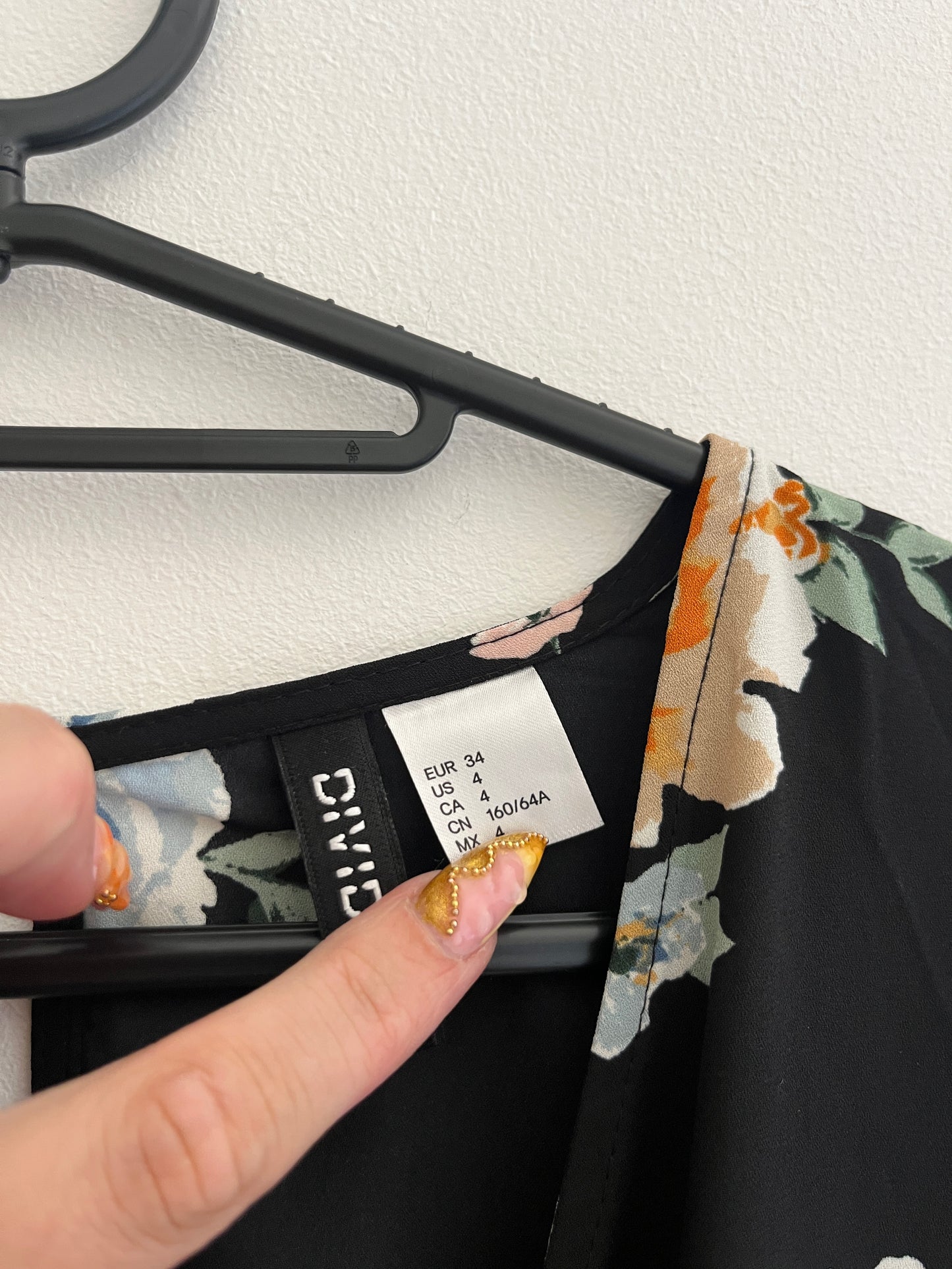 Combinaison short à manches évasées noir et fleurs avec dos nu H&M - 34