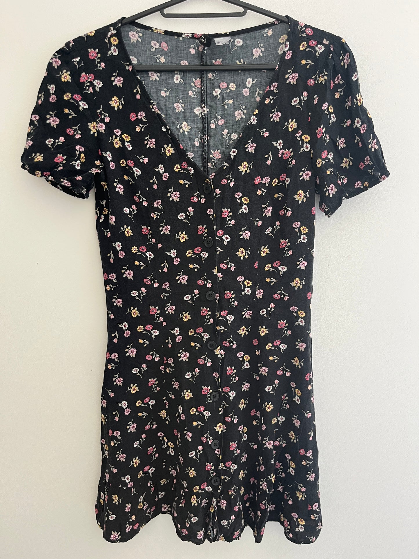 Robe courte à manches courtes noir et fleurs H&M - 34