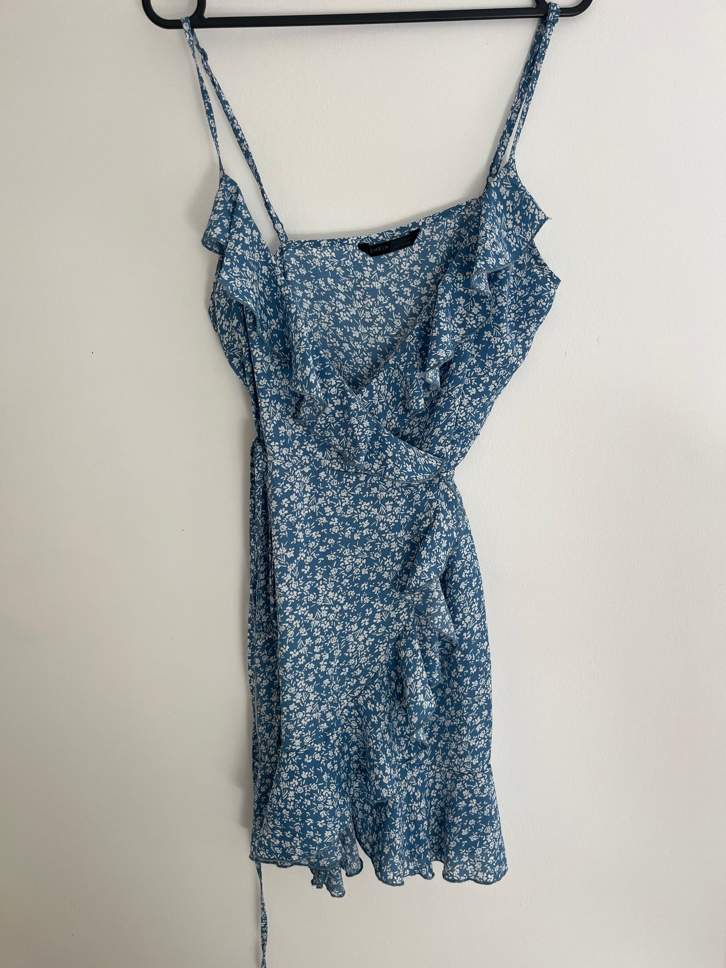 Robe portefeuille courte à bretelles bleue et fleurs blanches - XS