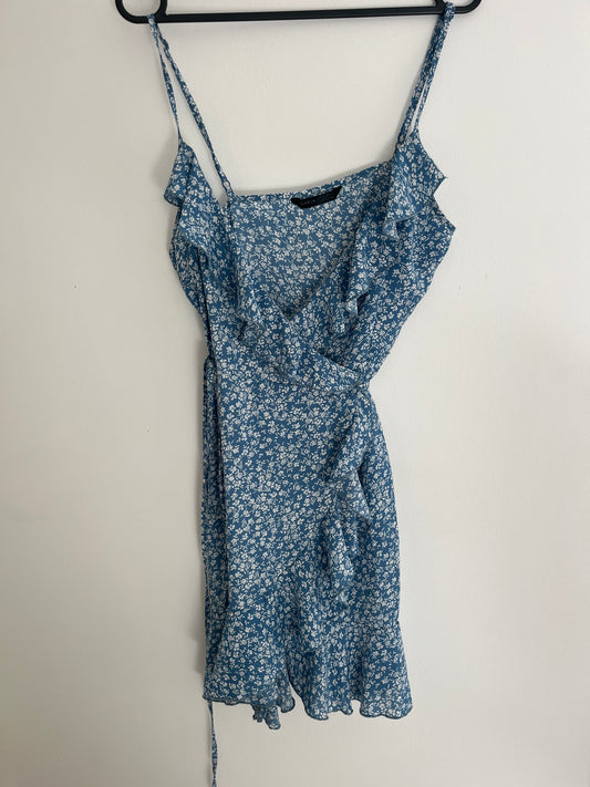 Robe portefeuille courte à bretelles bleue et fleurs blanches - XS