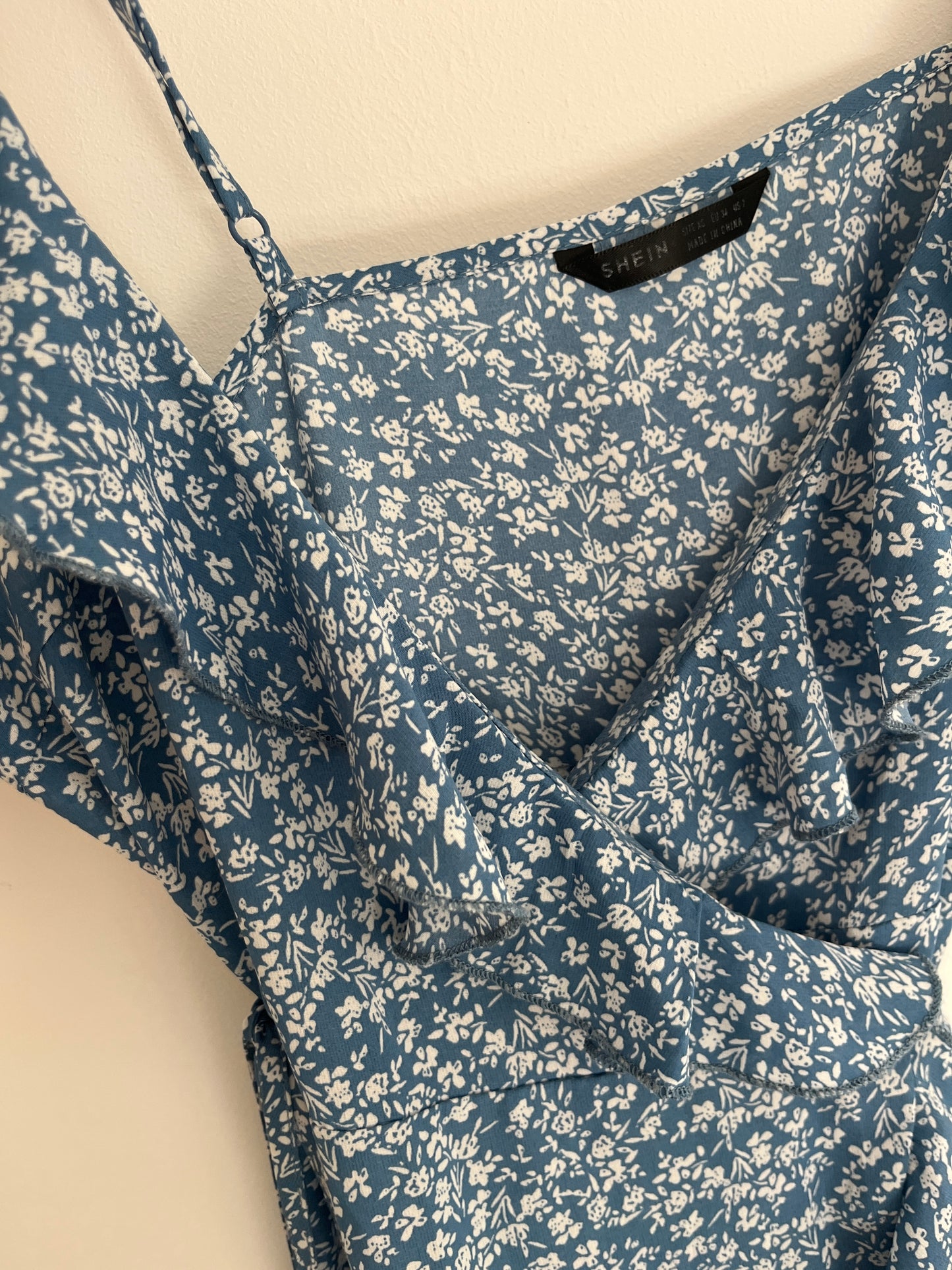 Robe portefeuille courte à bretelles bleue et fleurs blanches - XS