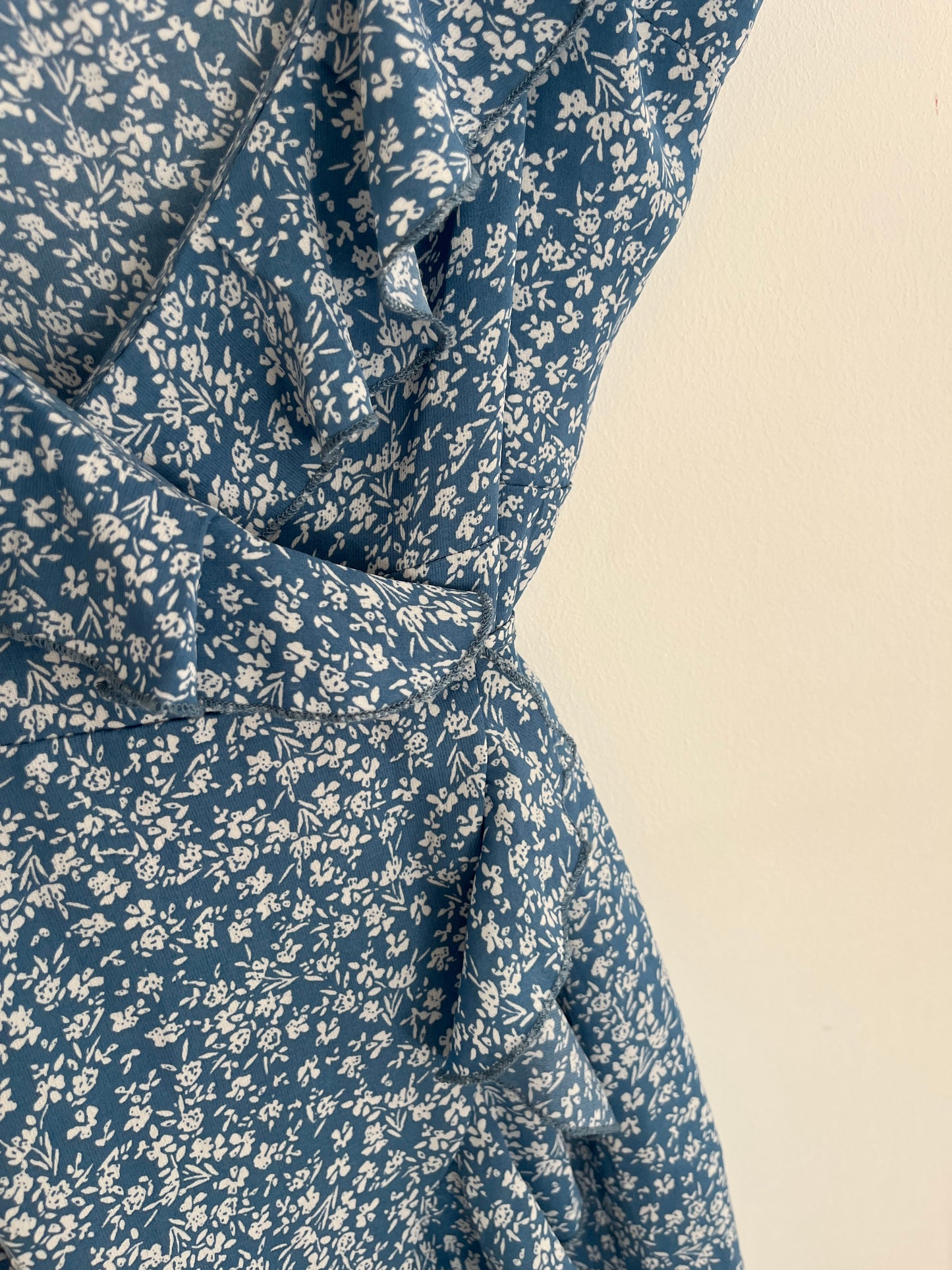 Robe portefeuille courte à bretelles bleue et fleurs blanches - XS