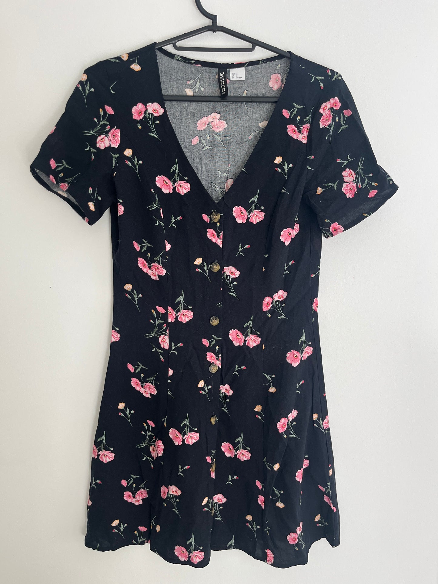 Robe à manches courtes noire avec fleurs rose H&M - 34