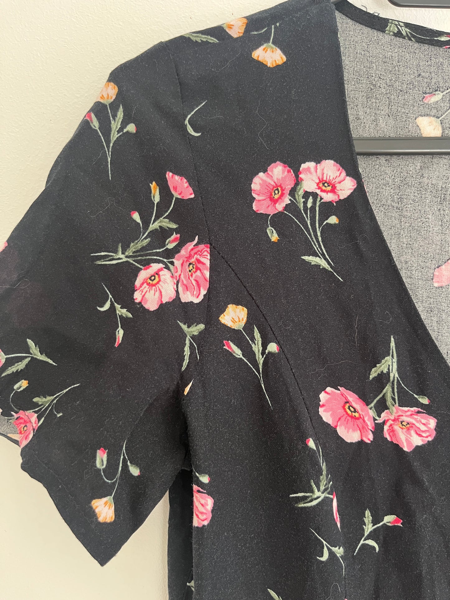 Robe à manches courtes noire avec fleurs rose H&M - 34