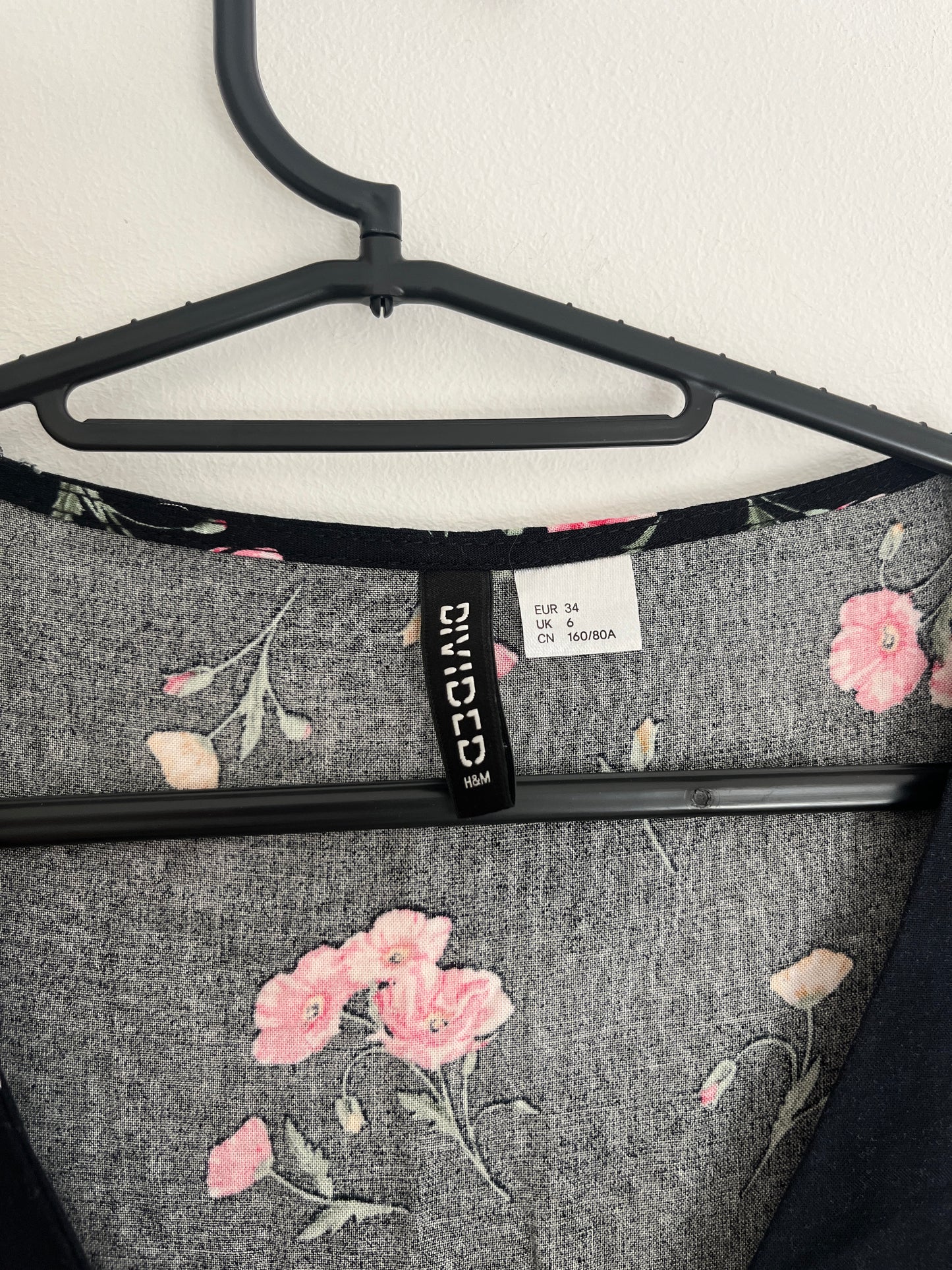 Robe à manches courtes noire avec fleurs rose H&M - 34