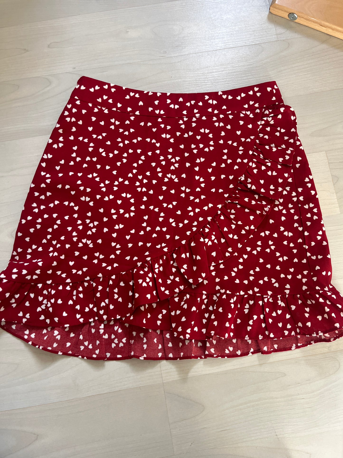 Jupe courte rouge motifs cœurs blancs effet volanté - XS