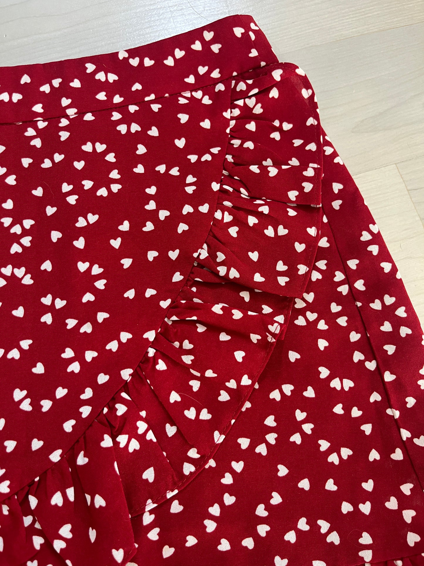 Jupe courte rouge motifs cœurs blancs effet volanté - XS