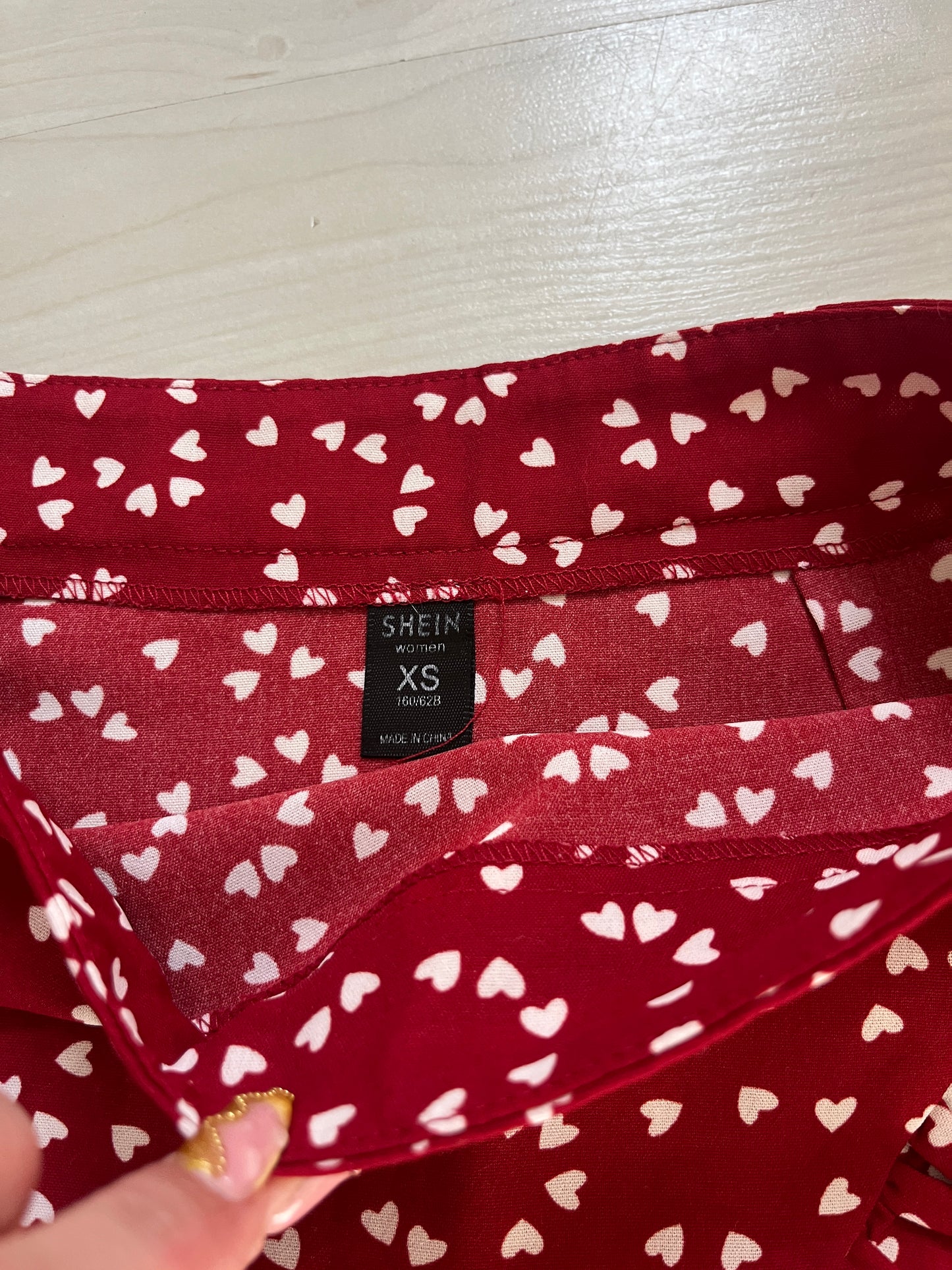Jupe courte rouge motifs cœurs blancs effet volanté - XS