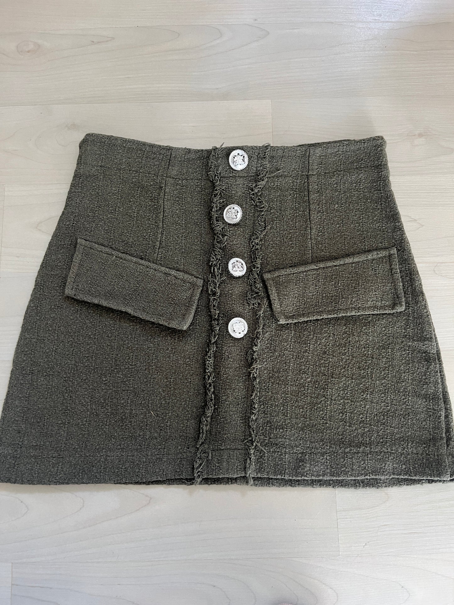 Jupe courte en tweed kaki avec boutons - XS