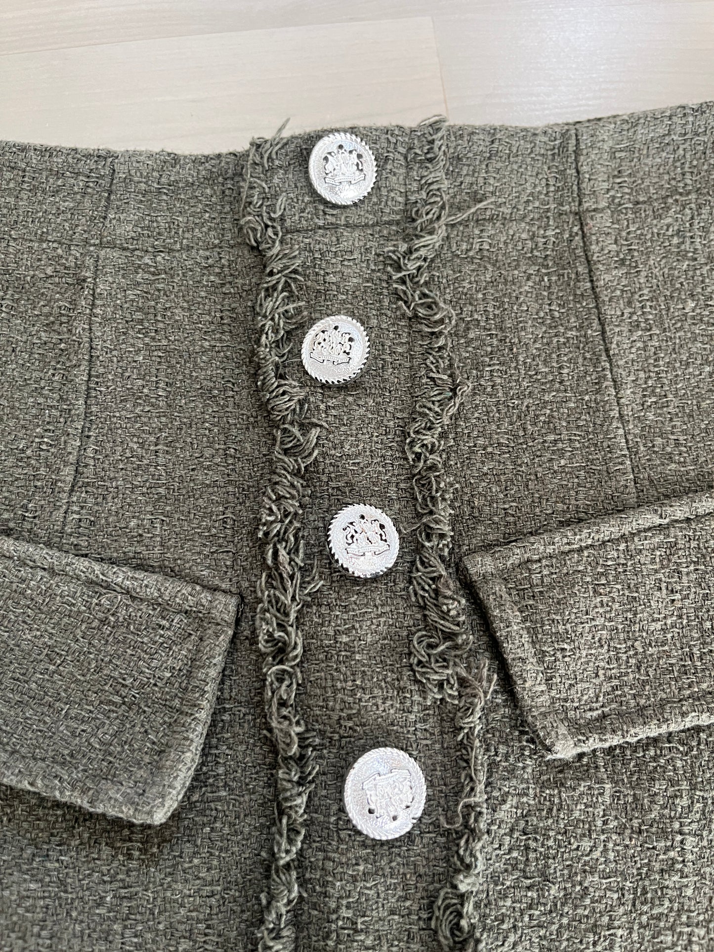 Jupe courte en tweed kaki avec boutons - XS
