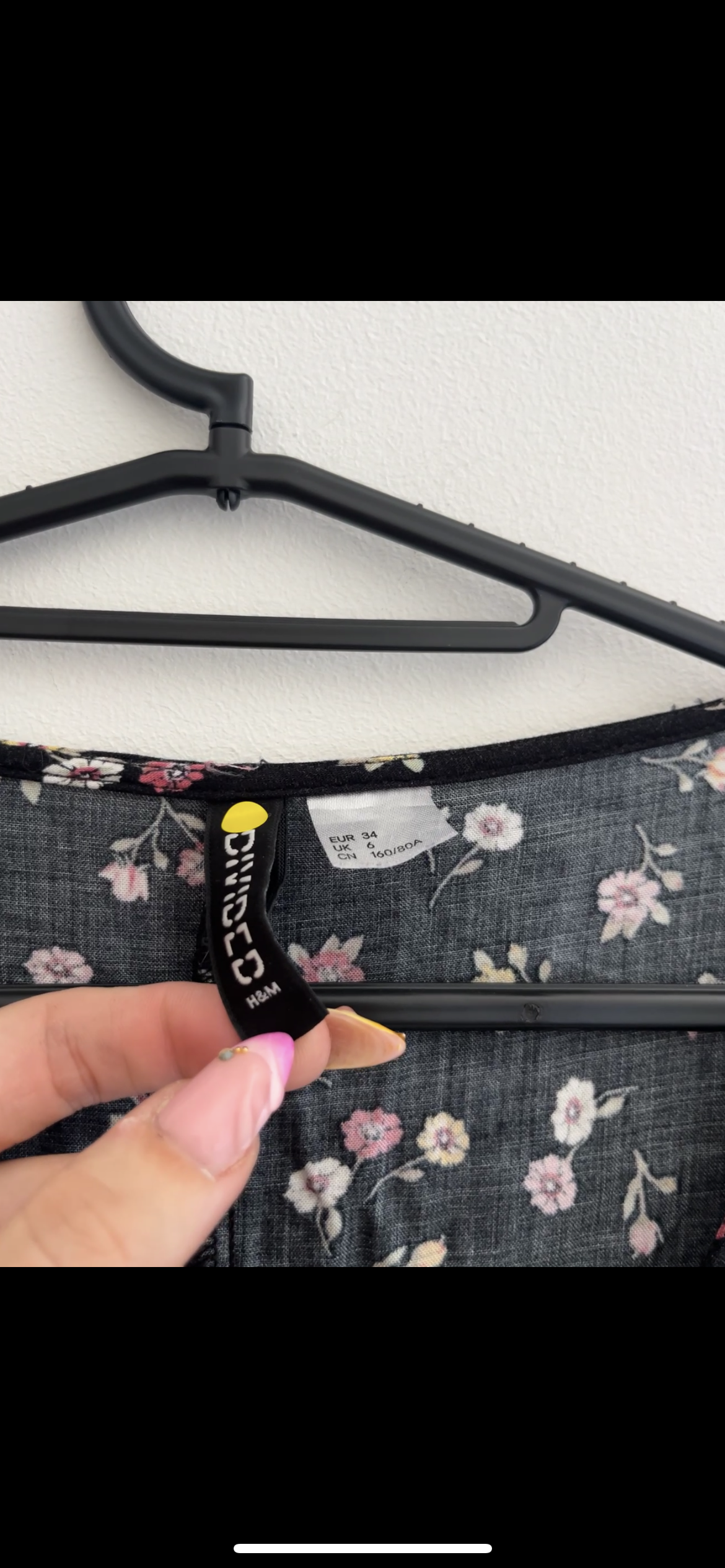 Robe courte à manches courtes noir et fleurs H&M - 34