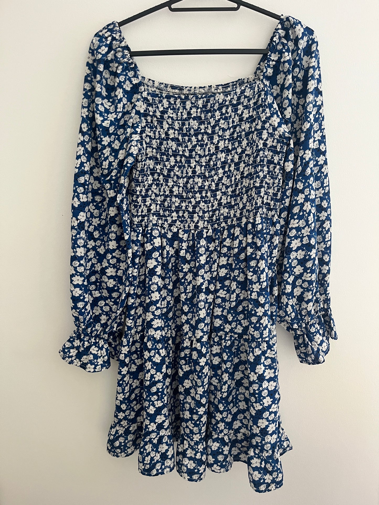 Robe courte à manches longues bleue à fleurs blanches - L