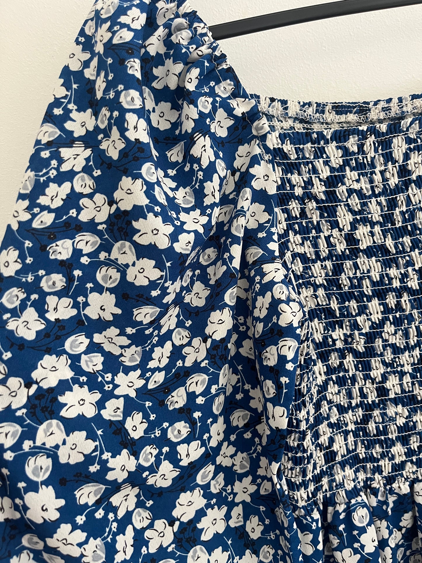 Robe courte à manches longues bleue à fleurs blanches - L