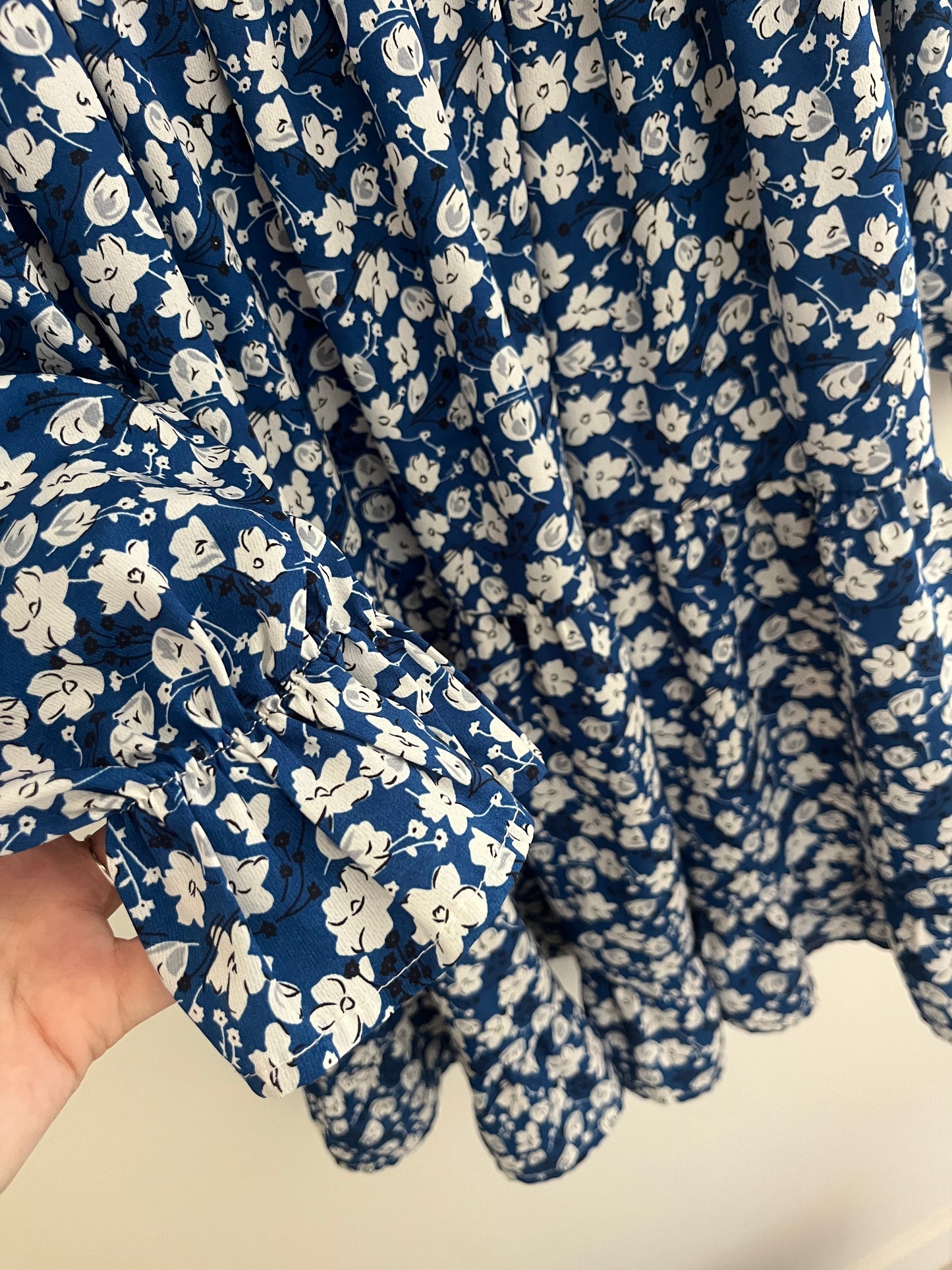 Robe courte à manches longues bleue à fleurs blanches - L