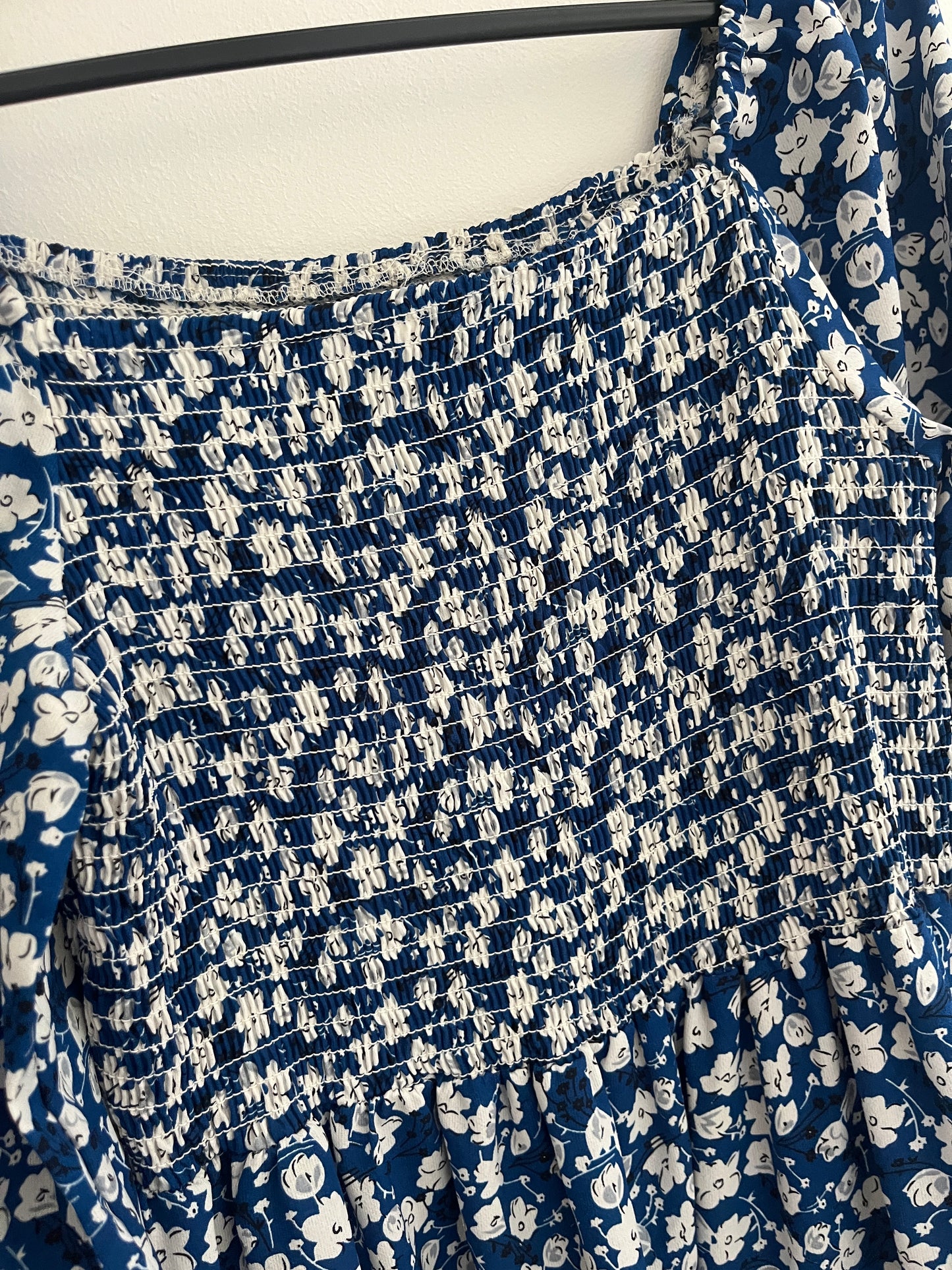 Robe courte à manches longues bleue à fleurs blanches - L