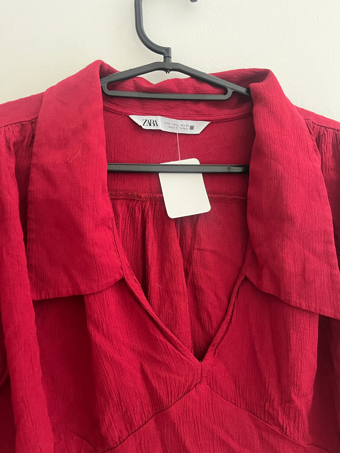 Blouse courte à manches longues rouges effet lin Zara - L