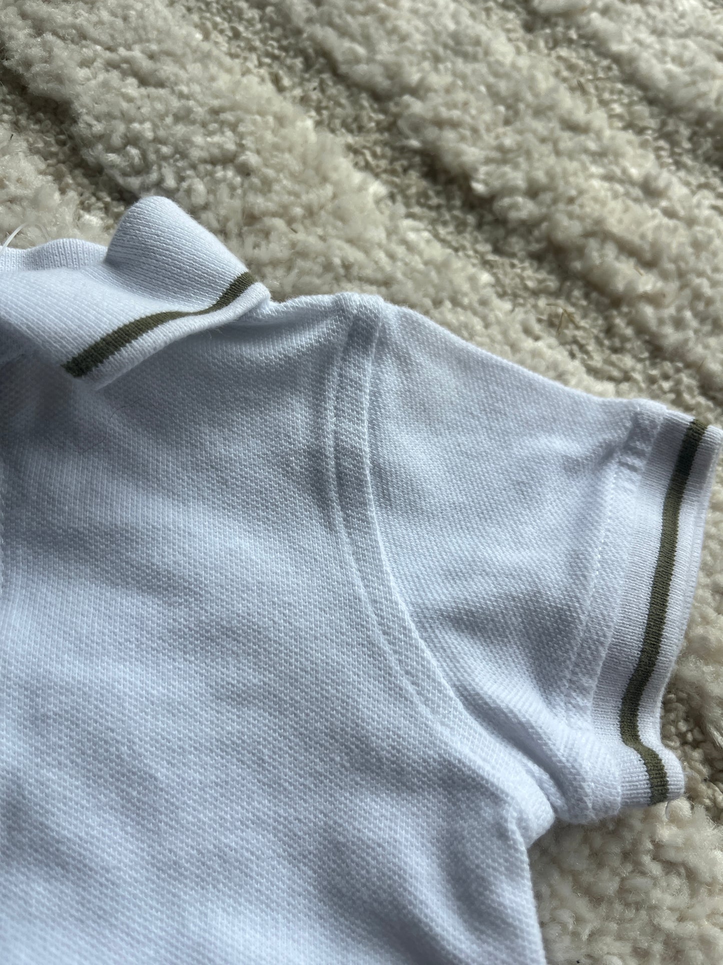 Polo à manches courtes blanc avec détails kaki - 3 mois