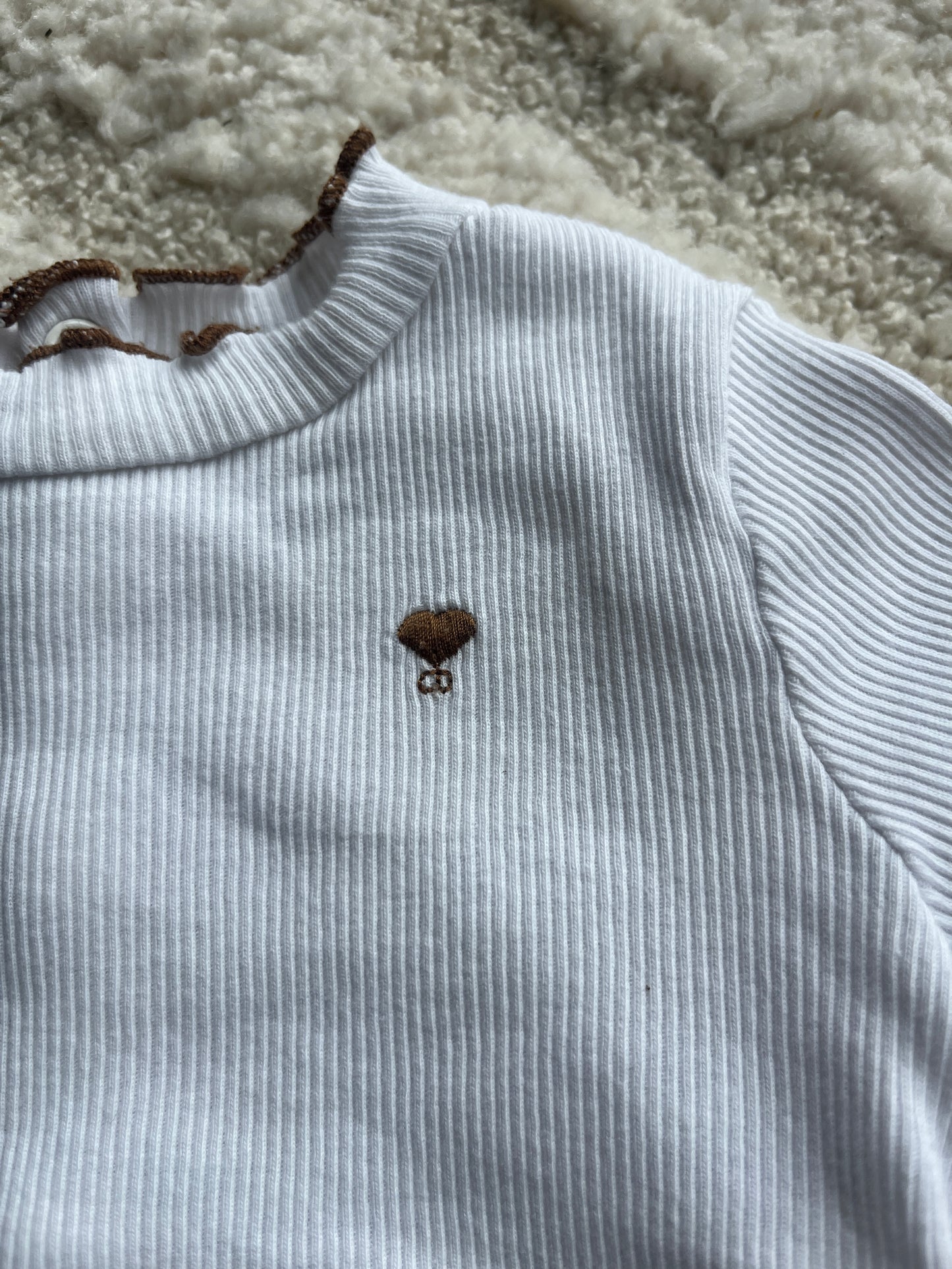 T-shirt à manches longues côtelé blanc avec col lettuce camel - 3 mois