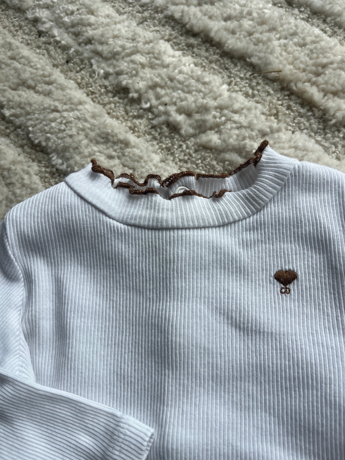 T-shirt à manches longues côtelé blanc avec col lettuce camel - 3 mois
