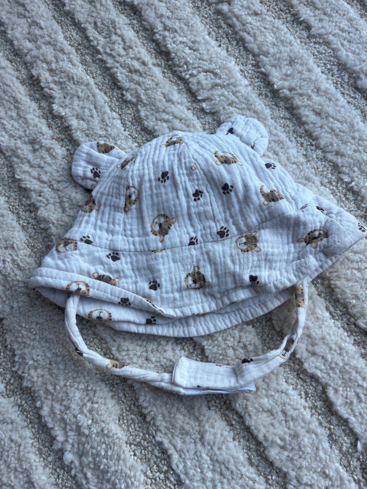 Chapeau en gaze de coton blanc motifs tigres