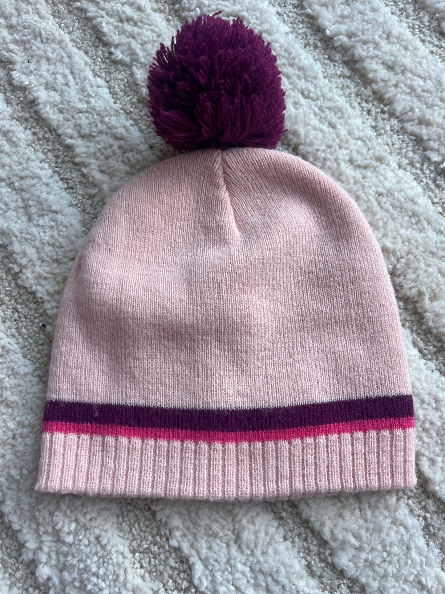 Bonnet en tricot rose avec pompon Herlaine Paris