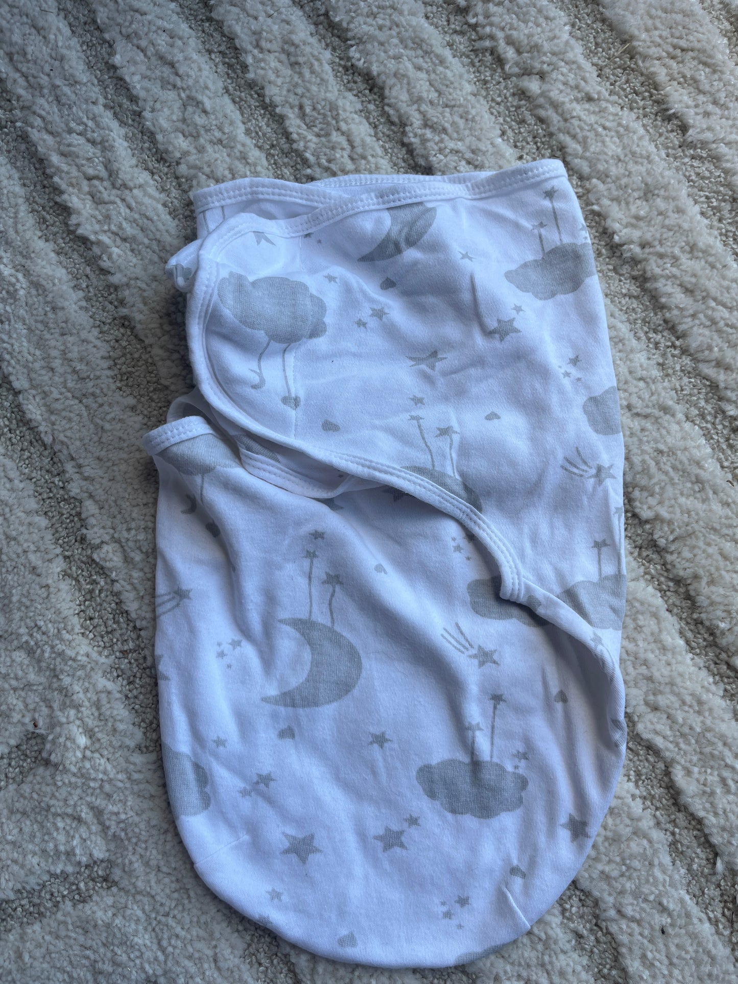 Couverture d’emmaillotage blanc motifs nuage gris